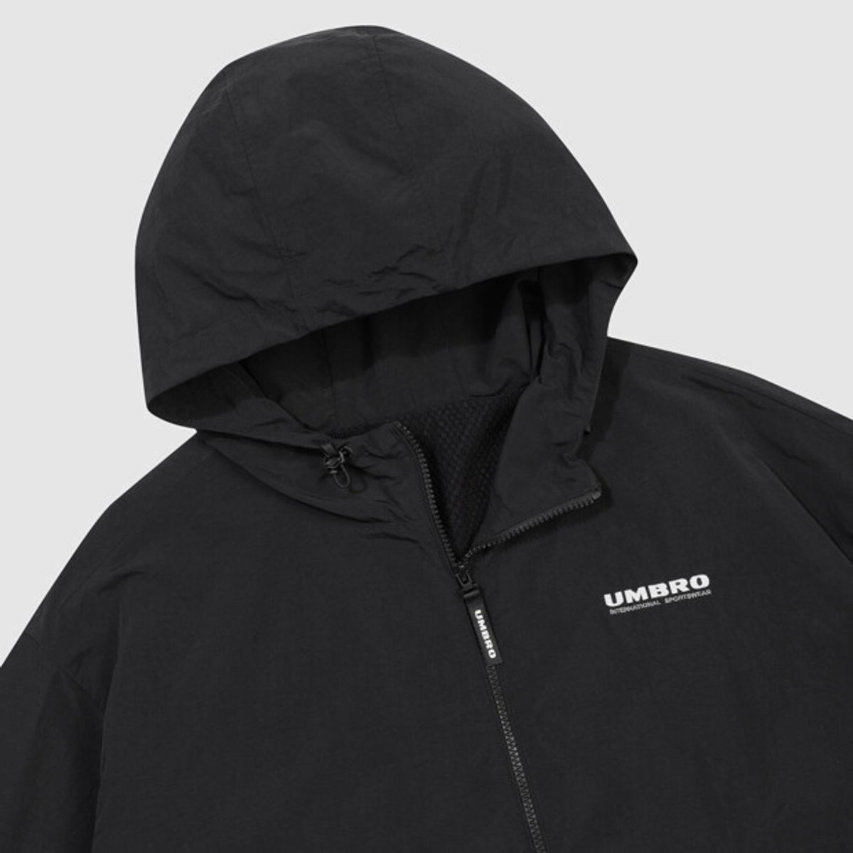 엄브로(UMBRO) 클래식 후드형 웜업 바람막이 자켓 블랙 UR321CJK92