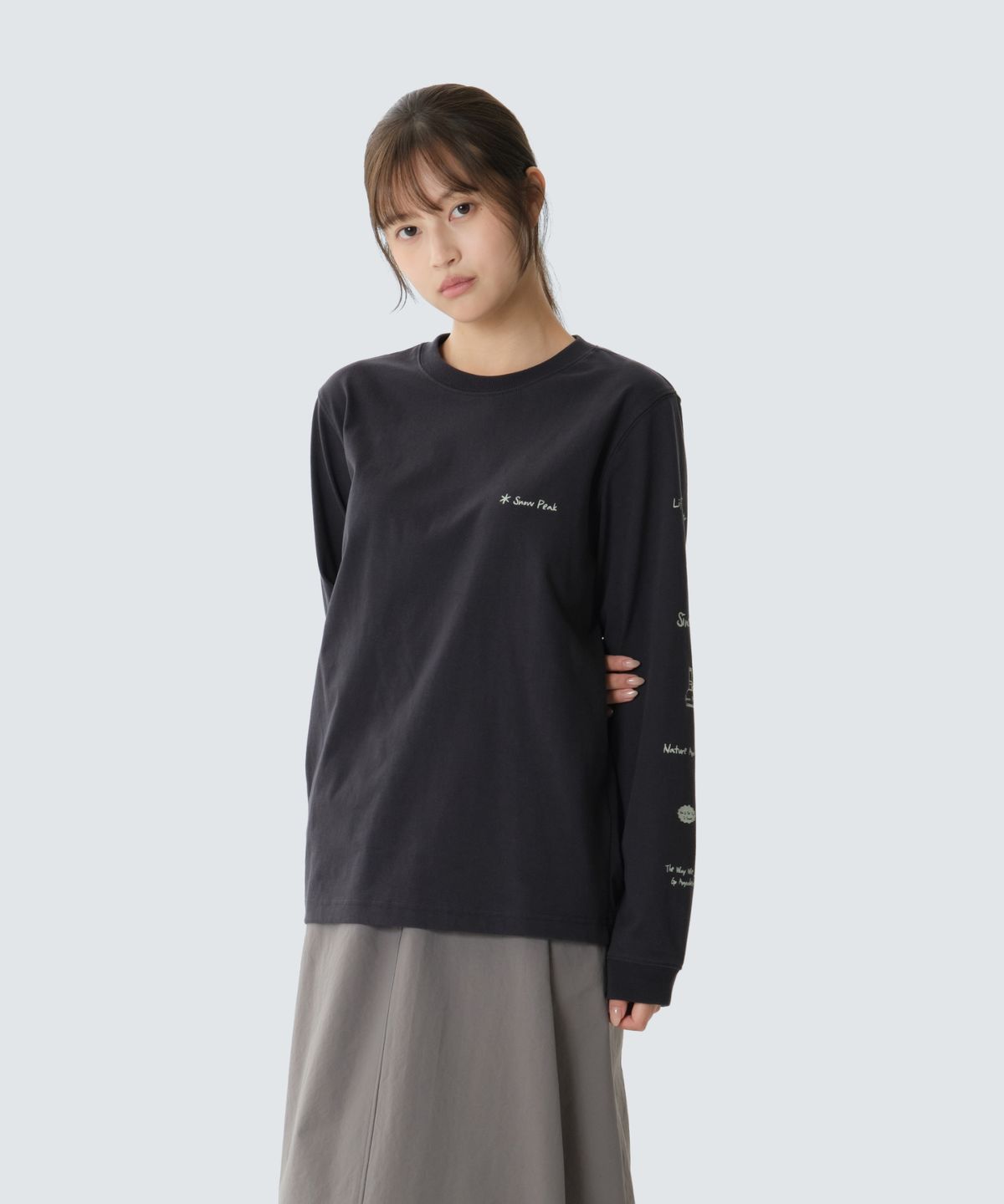 스노우피크 어패럴(SNOWPEAK APPAREL) 에어로웜 소매 그래픽 긴팔 티셔츠 (S26FUFTL24) Dark Charcoal