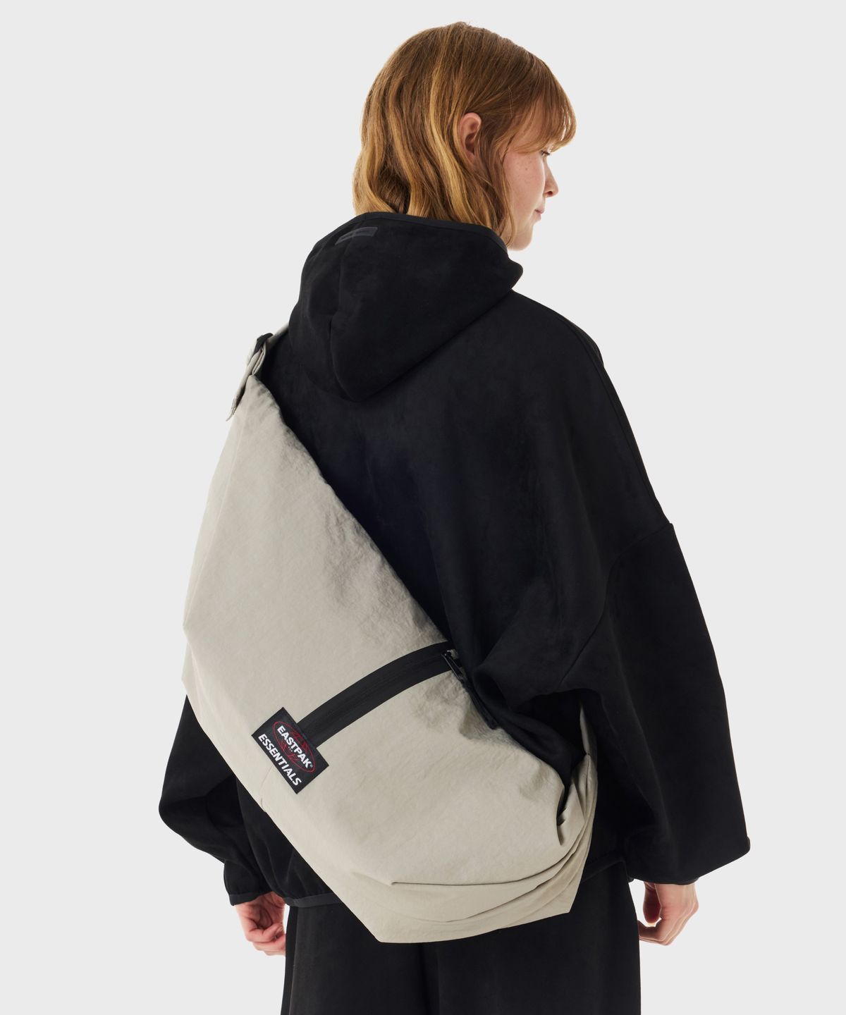 이스트팩(EASTPAK) 이스트팩 X 에센셜 쉘백 Cement
