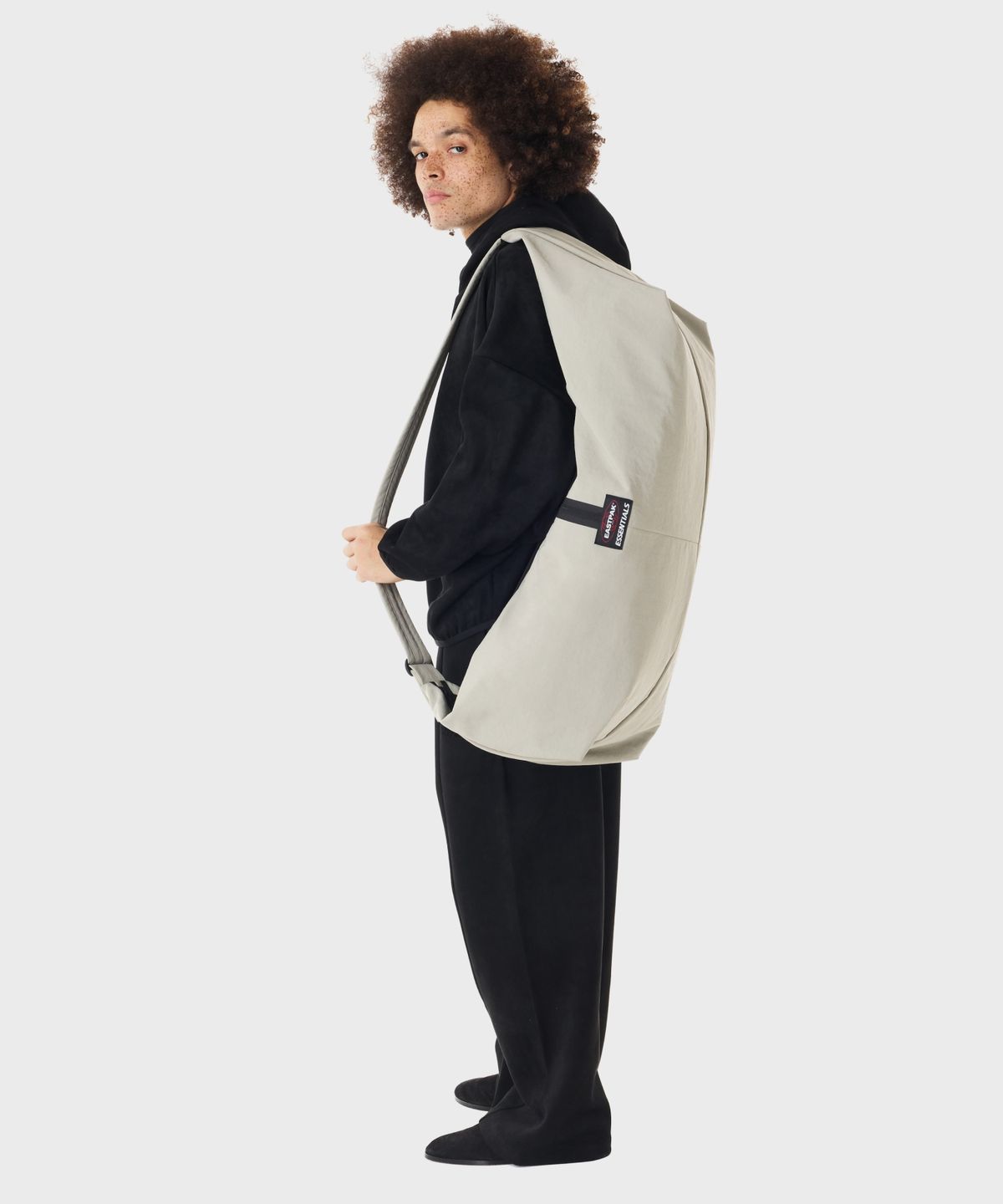 이스트팩(EASTPAK) 이스트팩 X 에센셜 쉘백L Cement