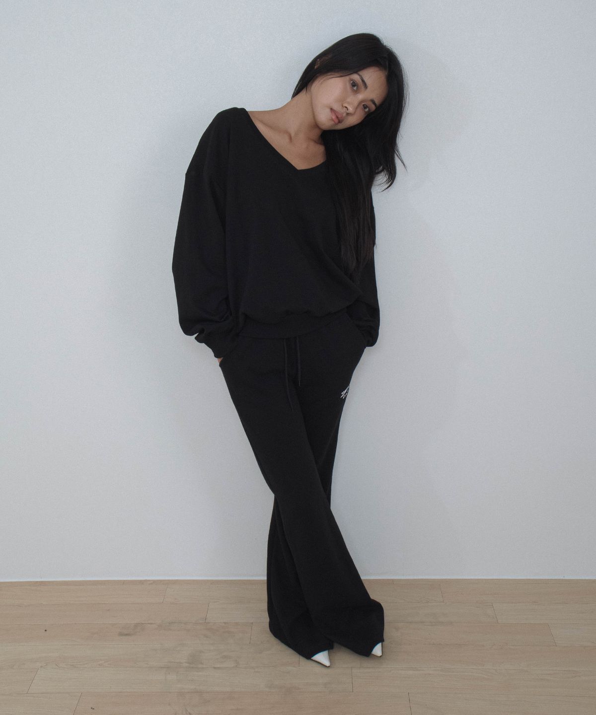칙스(CHICKS) 딥 브이넥 오버핏 스웻 셔츠 맨투맨 블랙