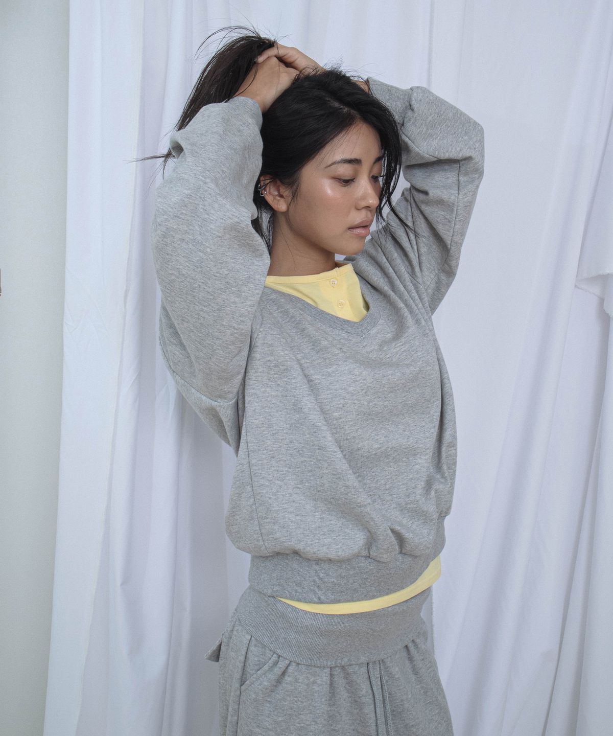 칙스(CHICKS) 딥 브이넥 오버핏 스웻 셔츠 맨투맨 멜란지