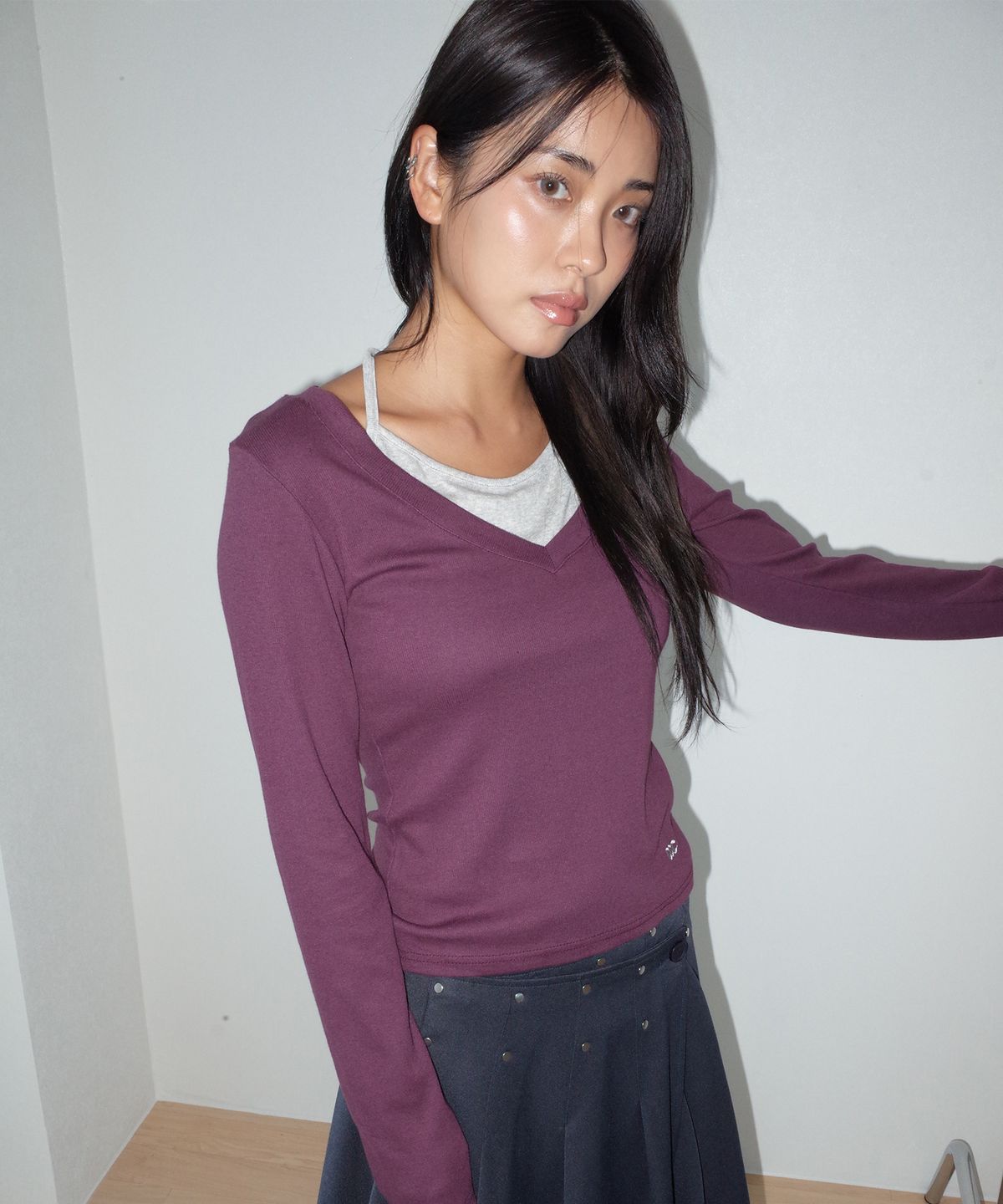 칙스(CHICKS) 홀터 레이어드 딥 브이넥 슬림 긴팔 티셔츠 플럼
