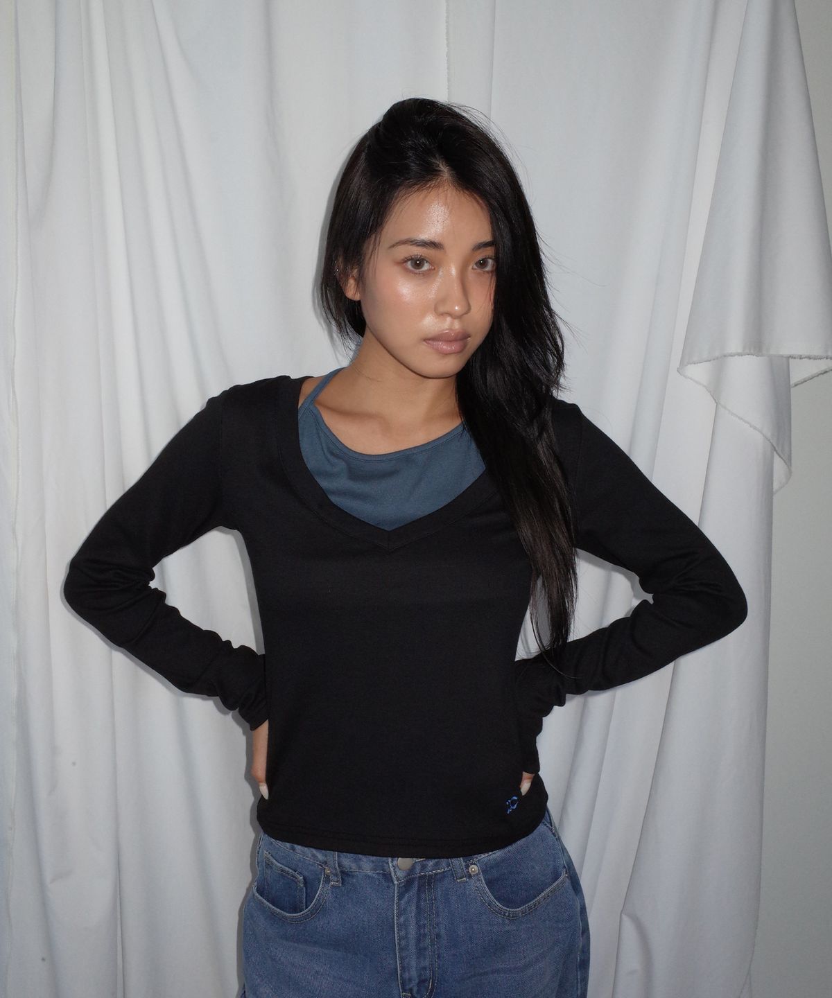 칙스(CHICKS) 홀터 레이어드 딥 브이넥 슬림 긴팔 티셔츠 블랙
