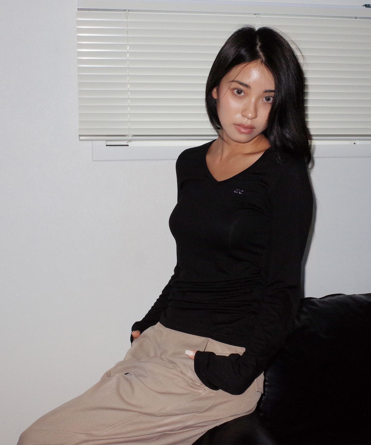 칙스(CHICKS) 사이드 셔링 브이넥 슬림핏 긴팔 티셔츠 블랙