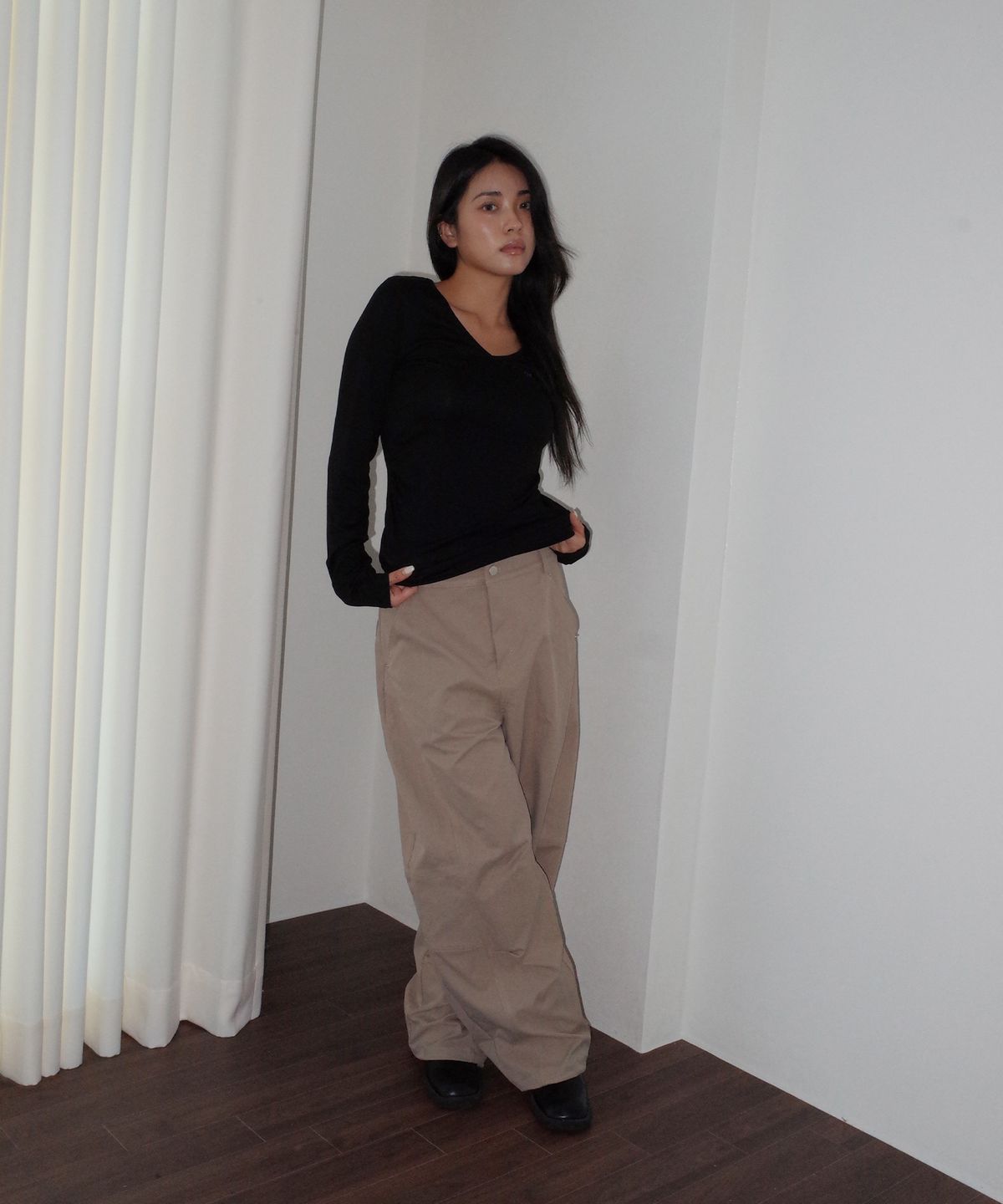 칙스(CHICKS) 사이드 셔링 브이넥 슬림핏 긴팔 티셔츠 블랙