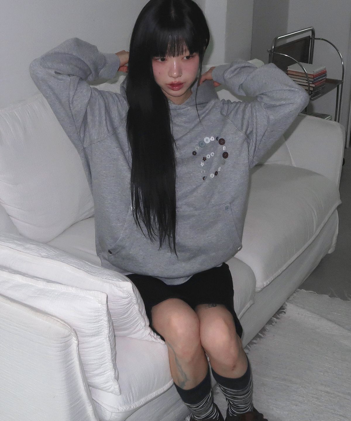 썸플레이스(SOME PLACE) 스팽글 컬러 스냅 디테일 데일리 오버핏 긴팔 후드 포켓 티셔츠  [그레이]