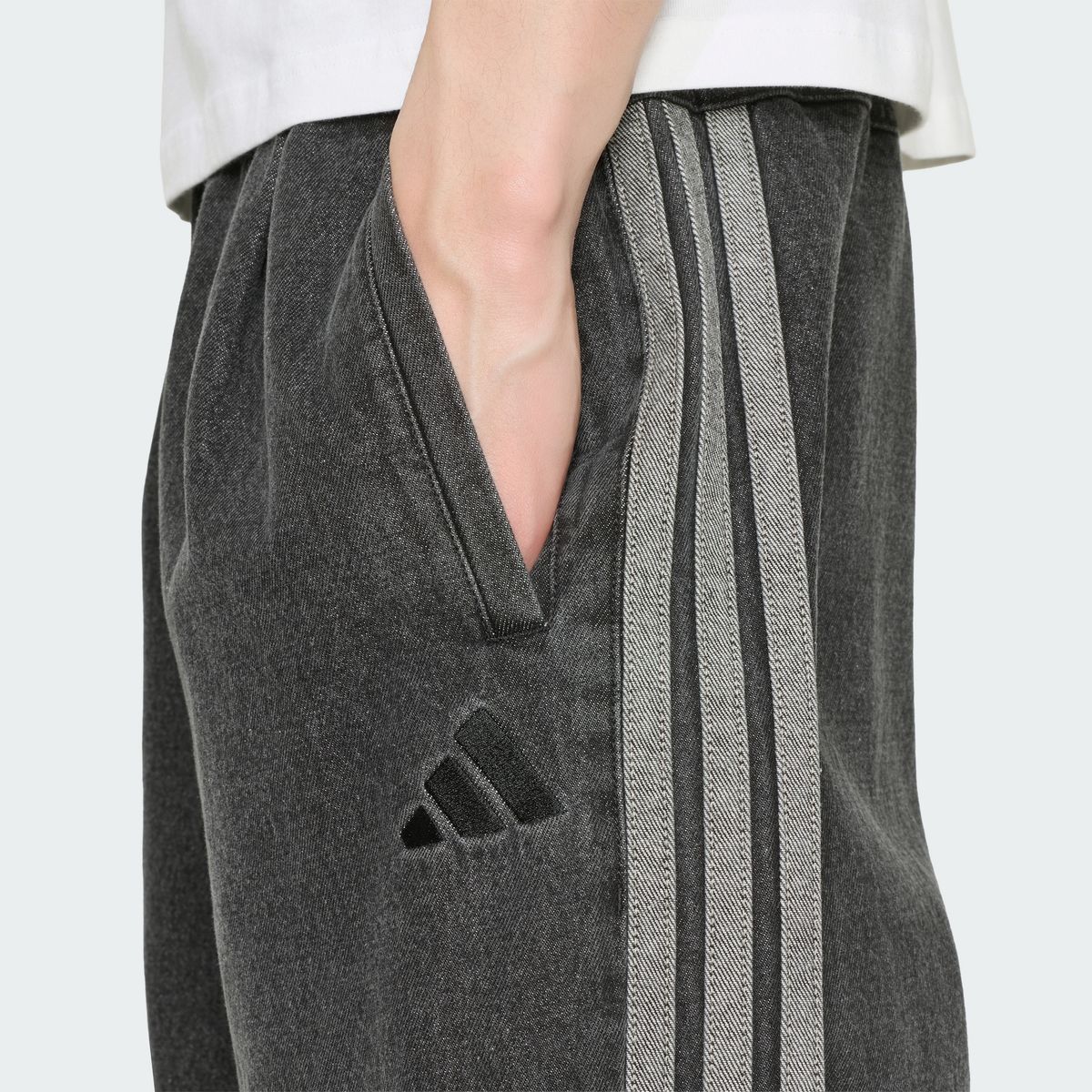 아디다스(ADIDAS) 스타디움 오버사이즈 핏 데님 풀 렝스 오픈 헴 트랙 팬츠 KV5882