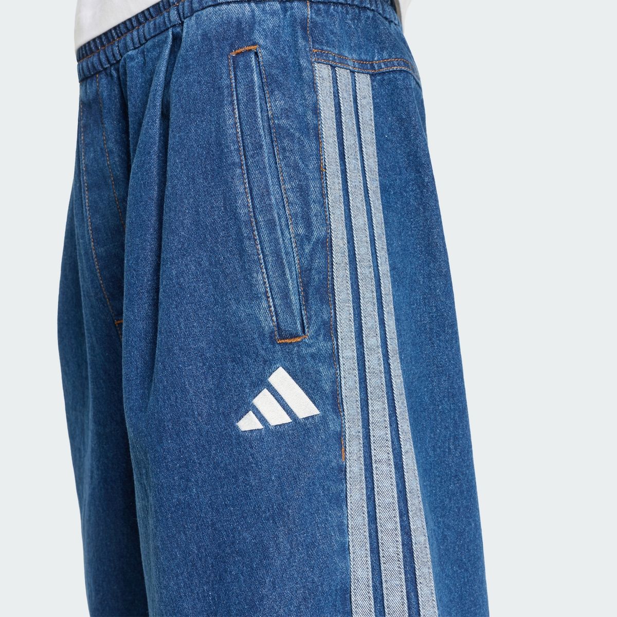 아디다스(ADIDAS) 스타디움 오버사이즈 핏 데님 풀 렝스 오픈 헴 트랙 팬츠 KV5883