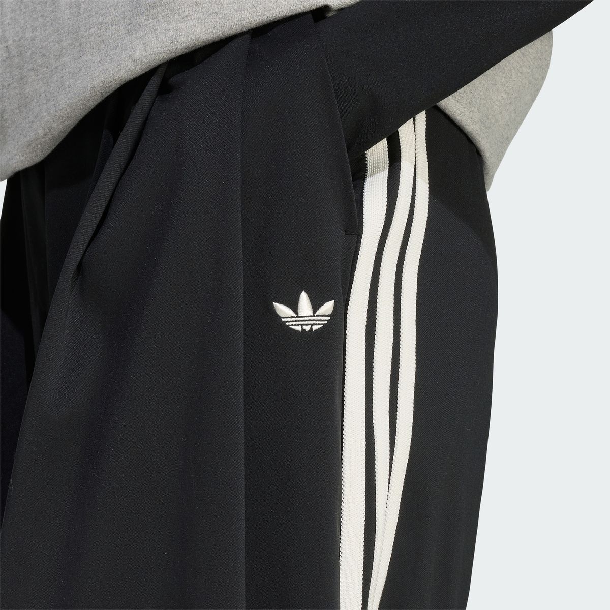 아디다스(ADIDAS) 플리츠 팬츠 KR9617