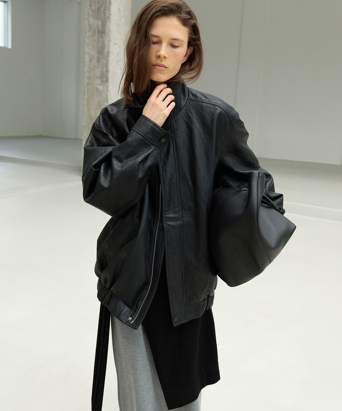 르바(LEVAR) Float Wool Layered Shawl - Black