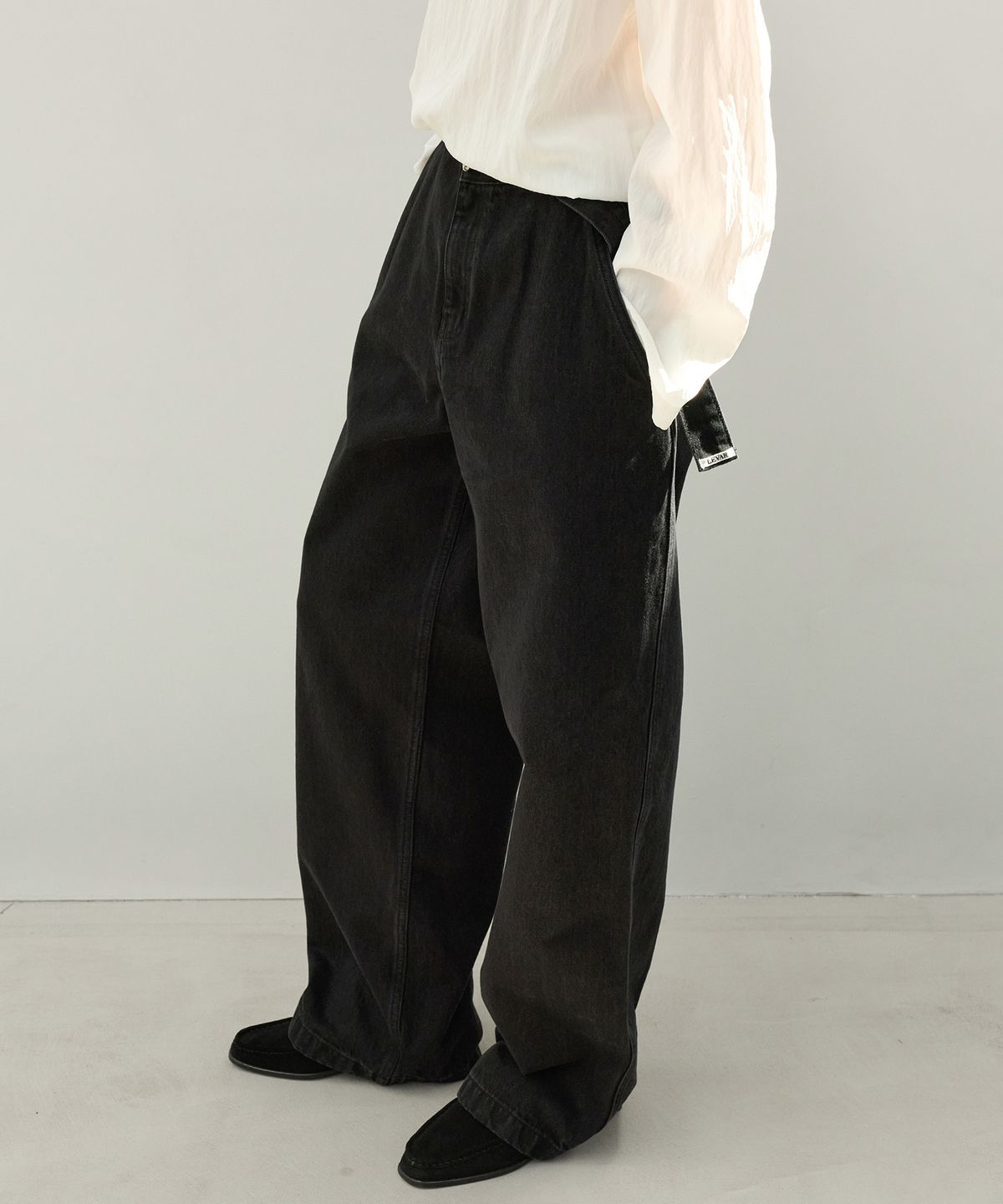 르바(LEVAR) Belted Wide Barrel Denim - Fade Black