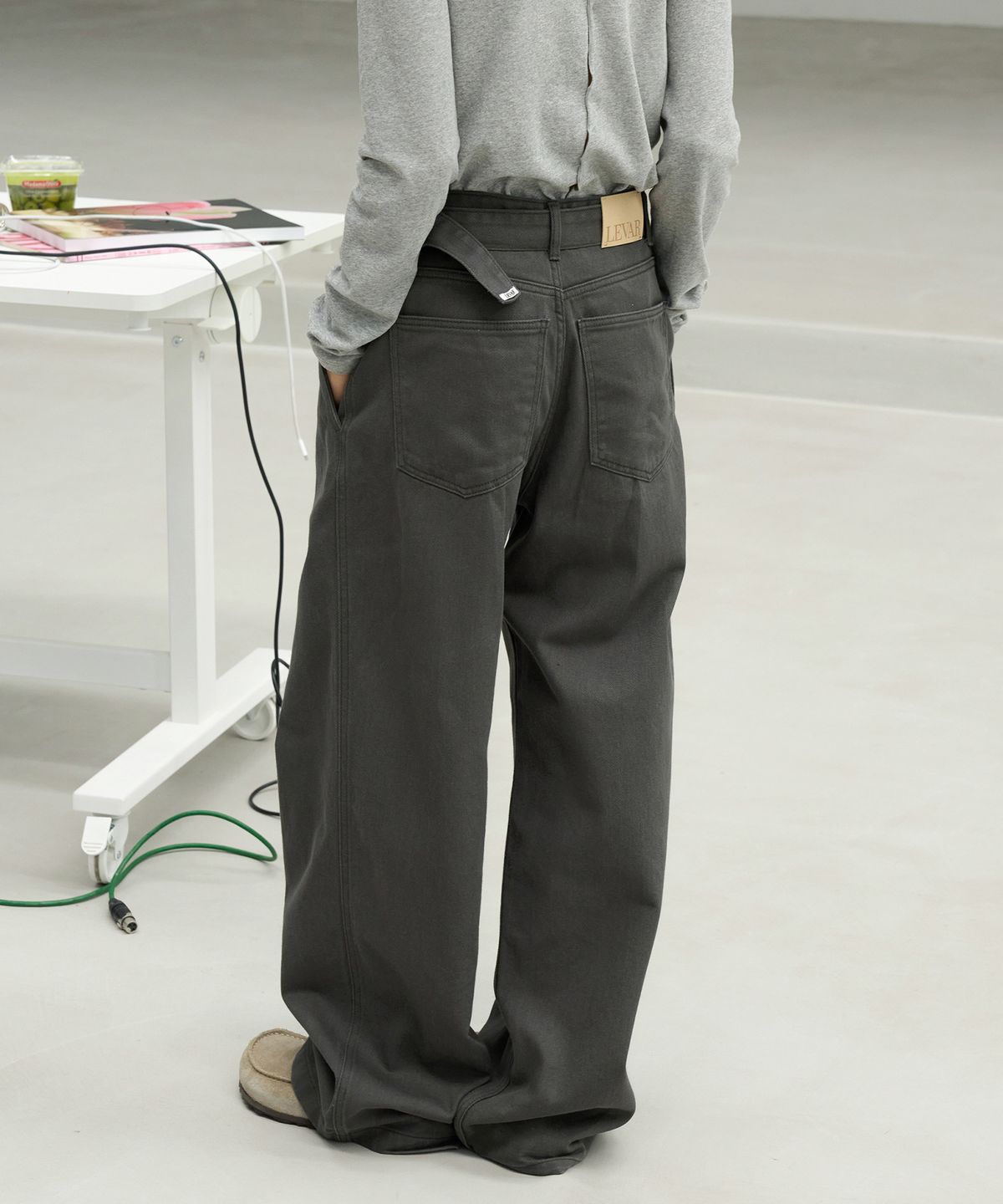 르바(LEVAR) Belted Wide Barrel Denim - Grayish Khaki