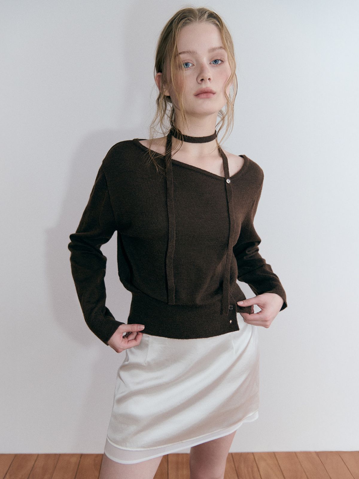에트몽(ETMON) Oblique Strap Knit Pullover, Brown