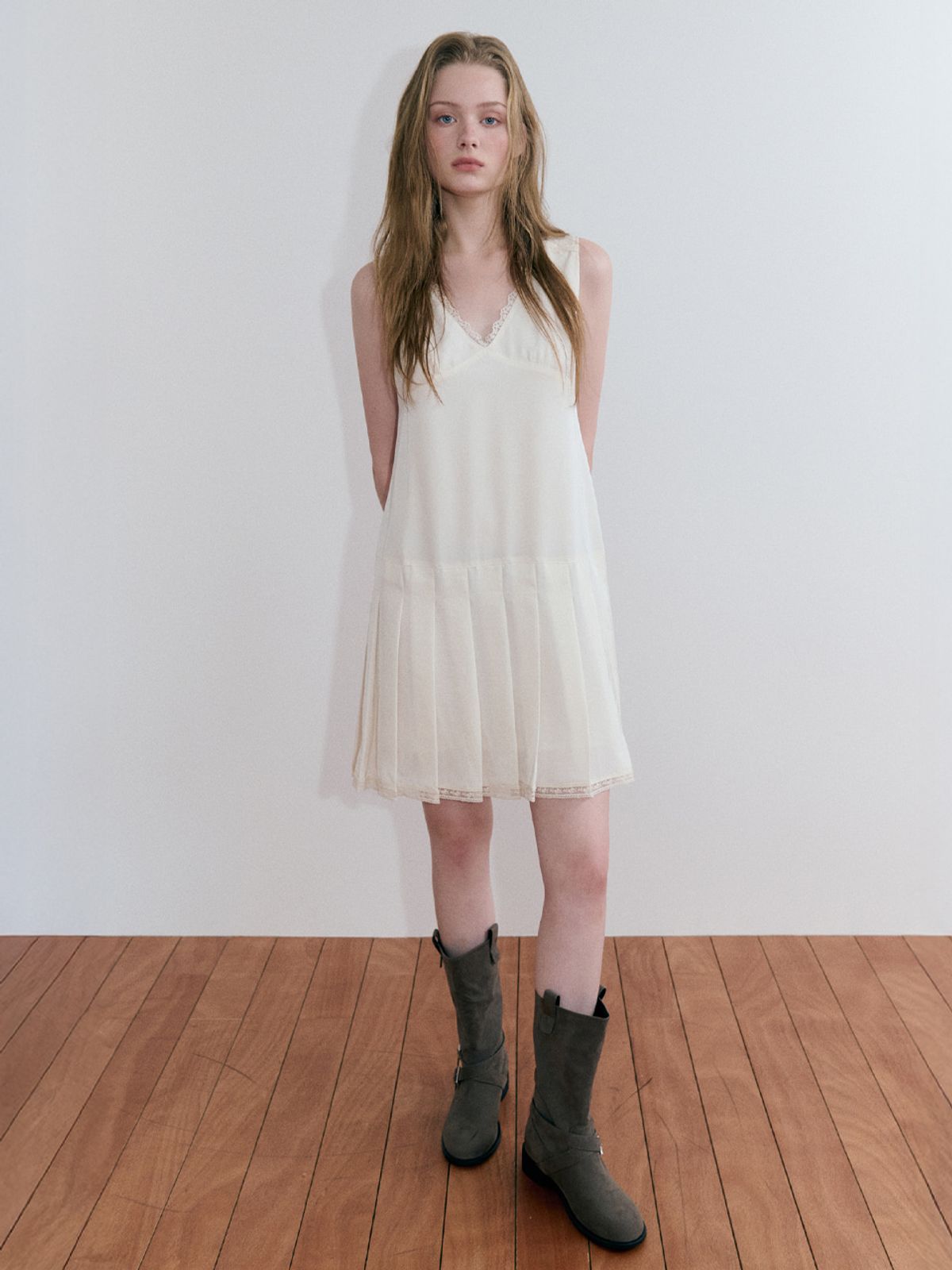 에트몽(ETMON) V-Neck Lace Pleated Dress, Cream