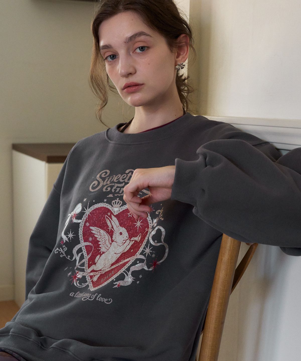 헤인트(HAINT) SWEET BUNNY OVERSIZED SWEATSHIRT 2COL_CHARCOAL