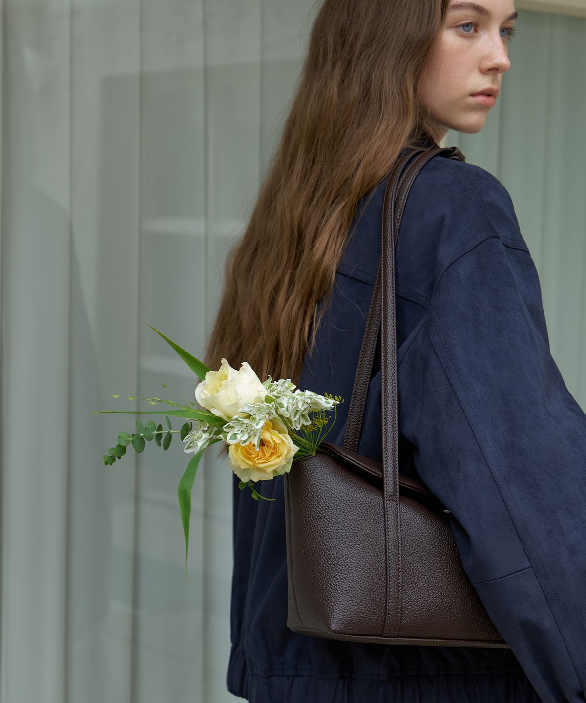 어몽(AMONG) A FRONT BUCKLE POINT SHOULDER BAG_BROWN