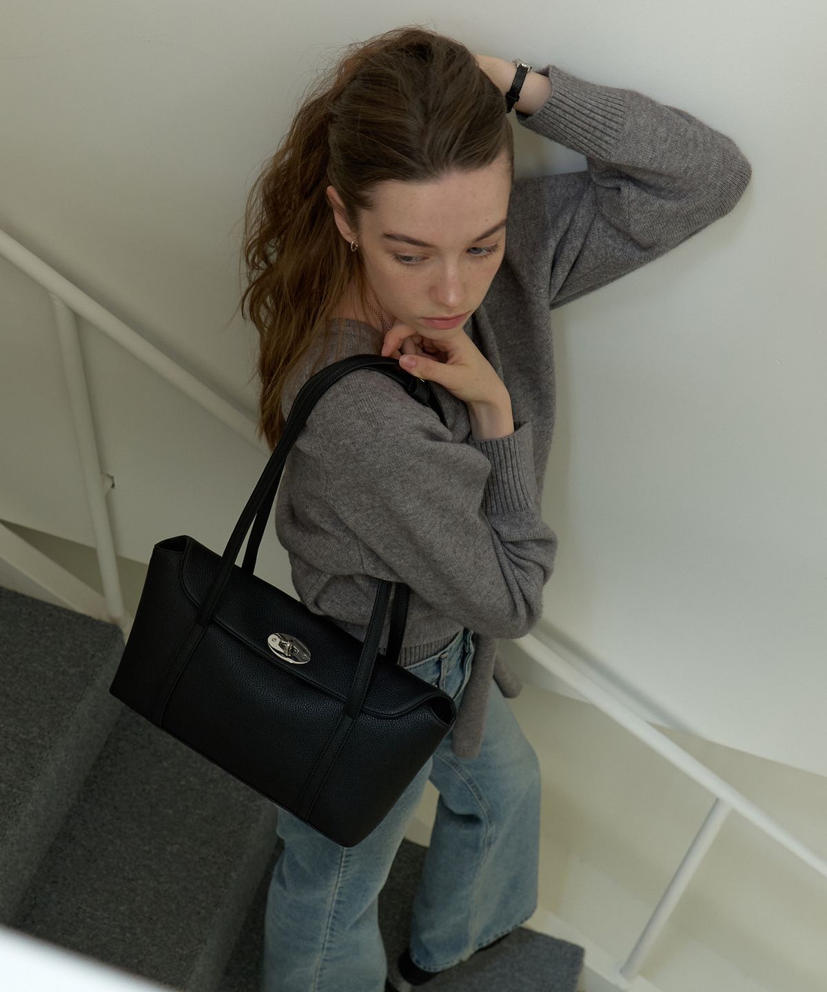 어몽(AMONG) A FRONT BUCKLE POINT SHOULDER BAG_BLACK