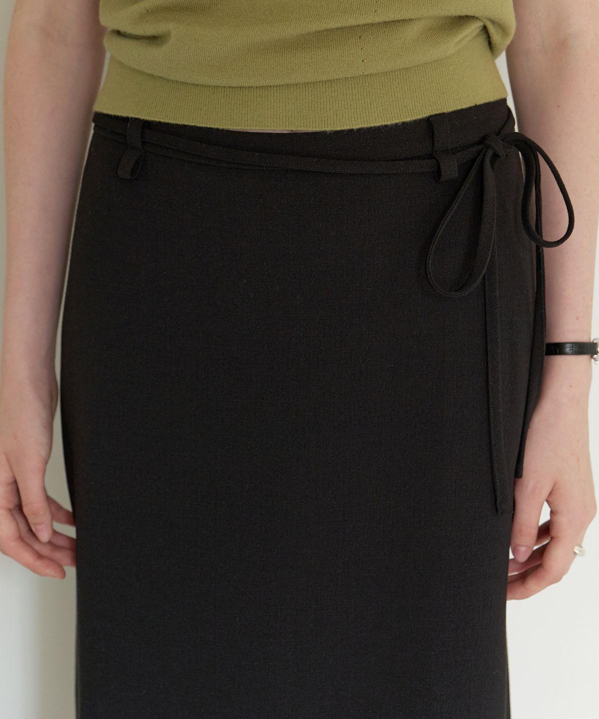 어몽(AMONG) A STRAP DETAIL LONG SKIRT_BLACK