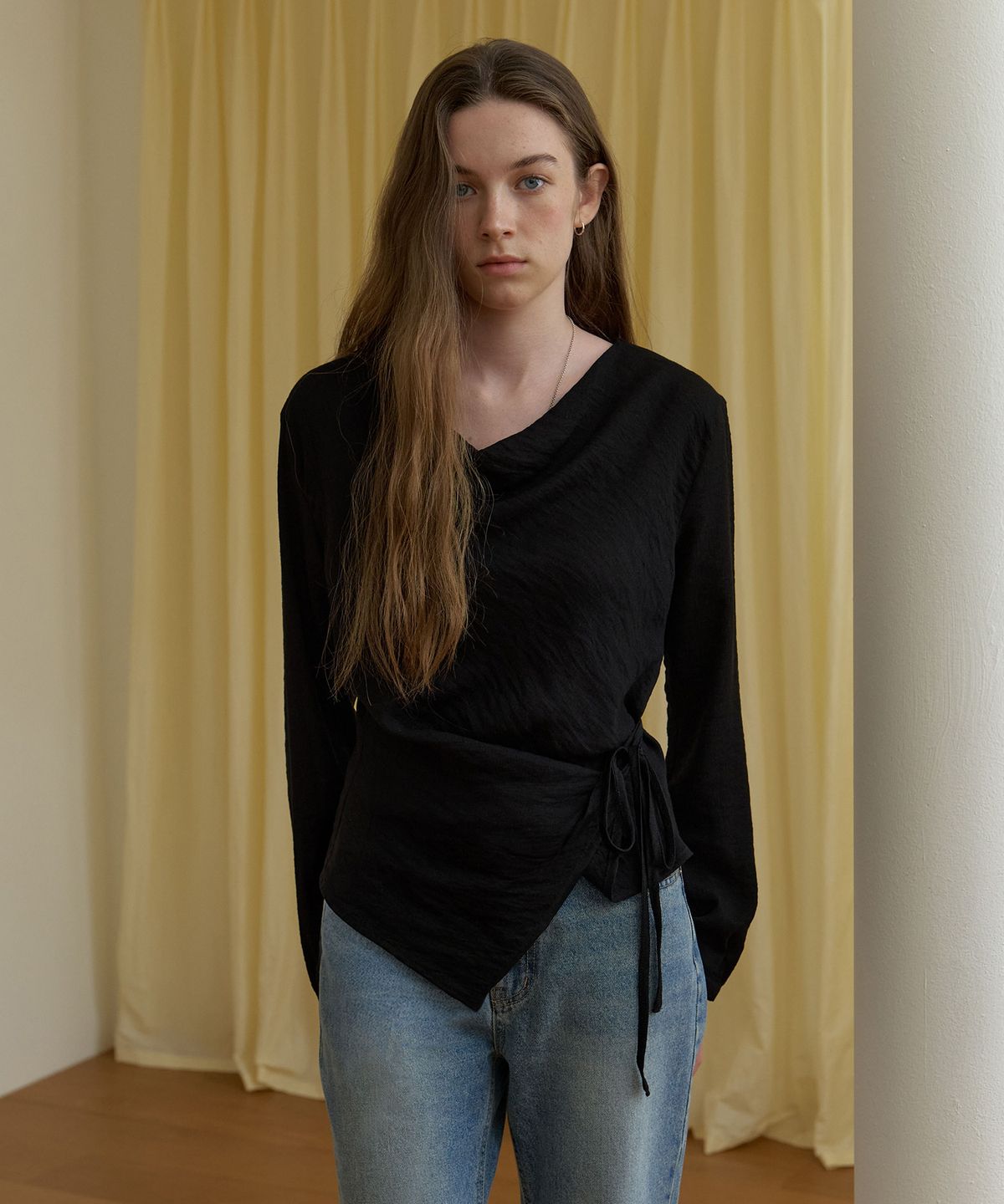어몽(AMONG) A WRINKLE WRAP BLOUSE_BLACK