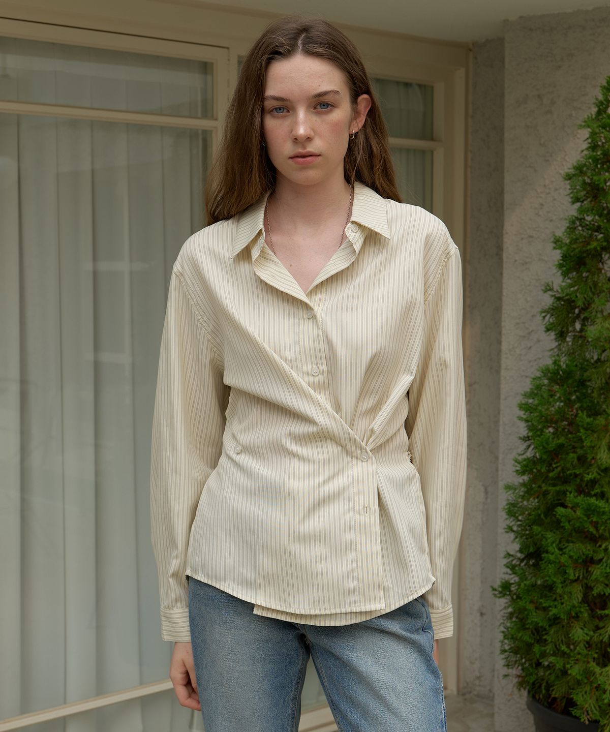 어몽(AMONG) A STRAP DETAIL STRIPE SHIRT_CREAM