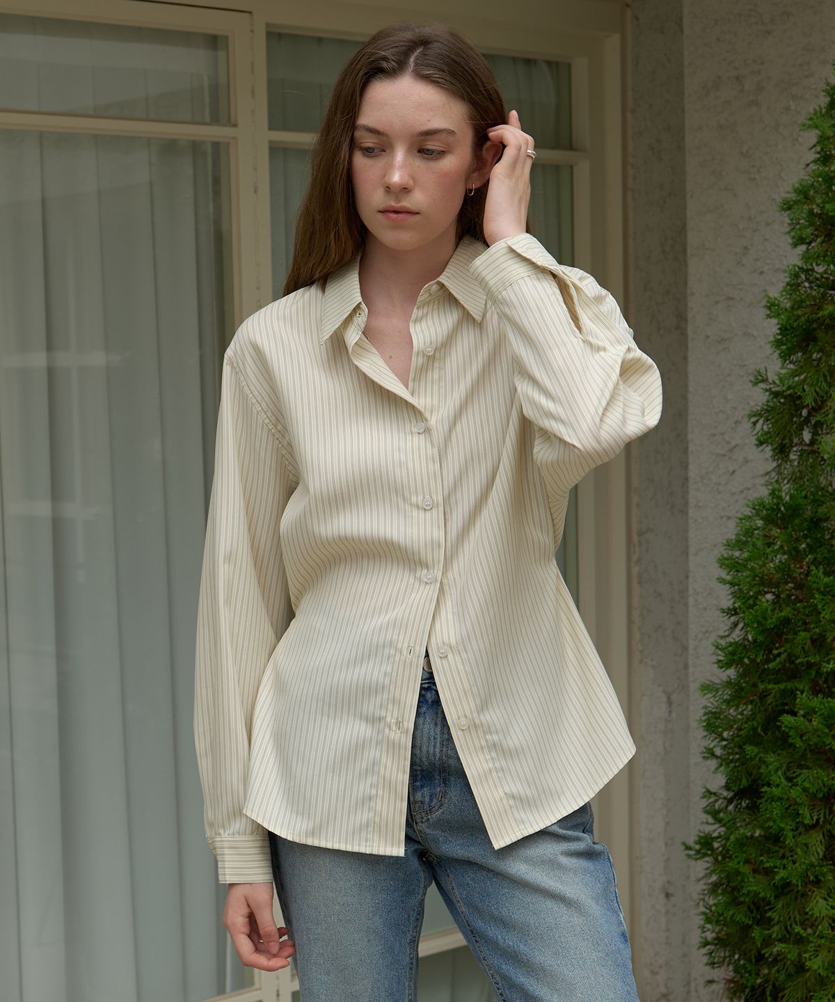 어몽(AMONG) A STRAP DETAIL STRIPE SHIRT_CREAM