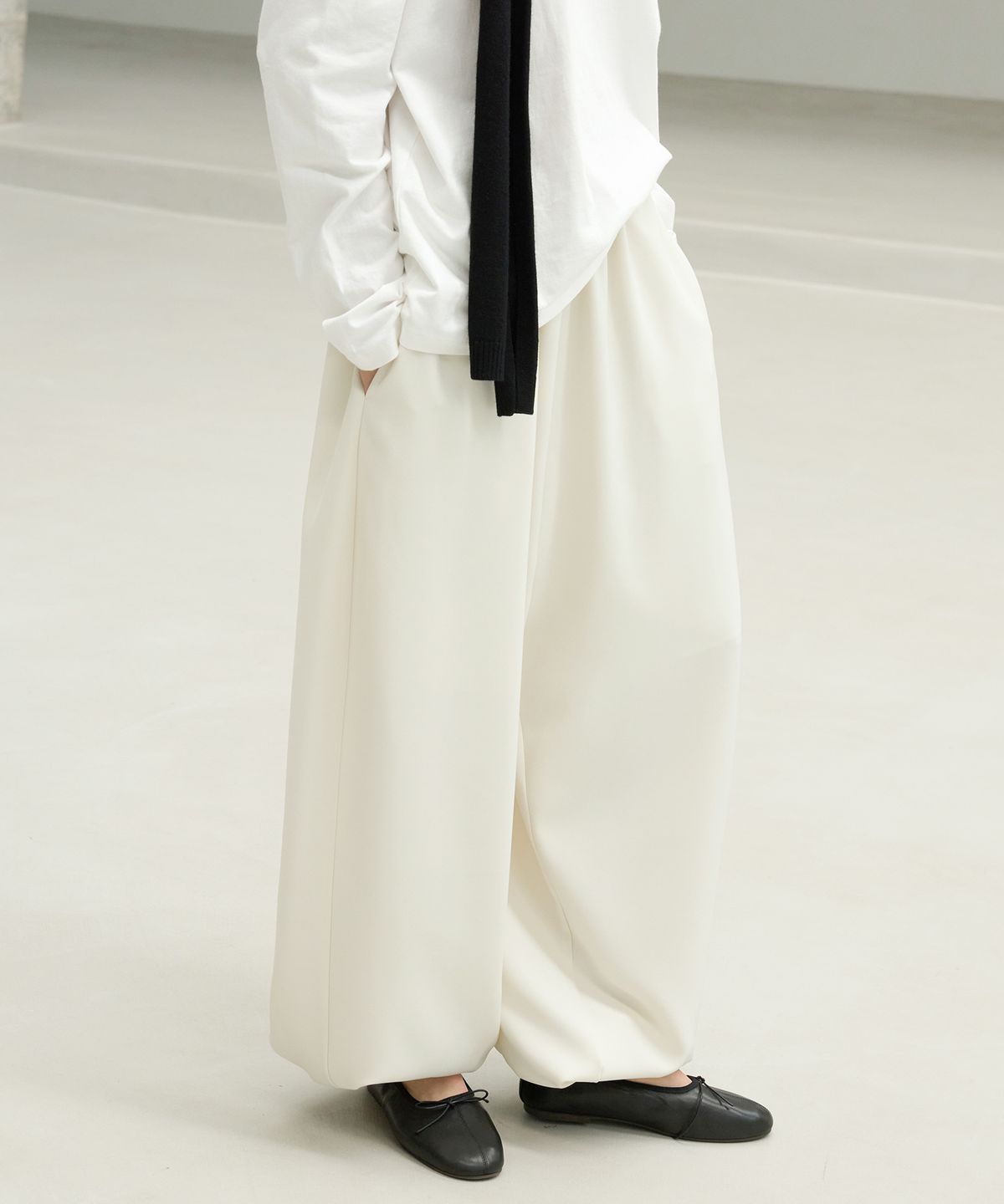 르바(LEVAR) Relaxed Drape Pants - Cream