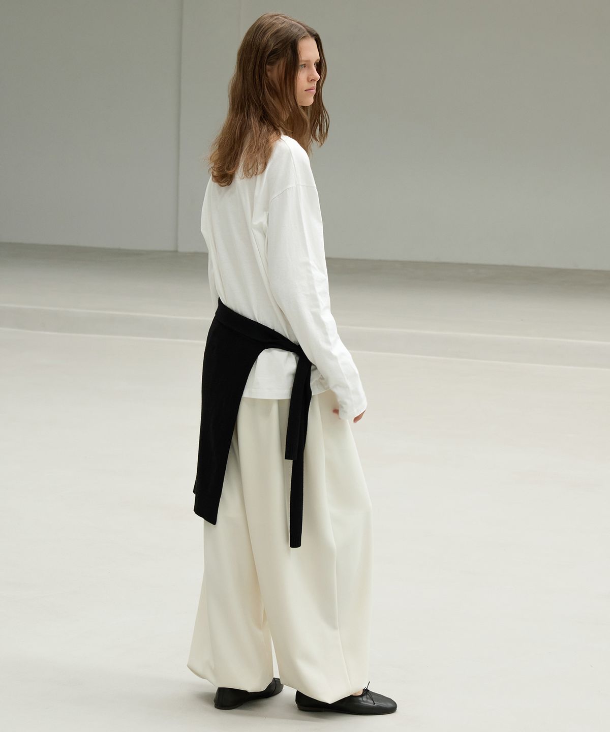 르바(LEVAR) Relaxed Drape Pants - Cream