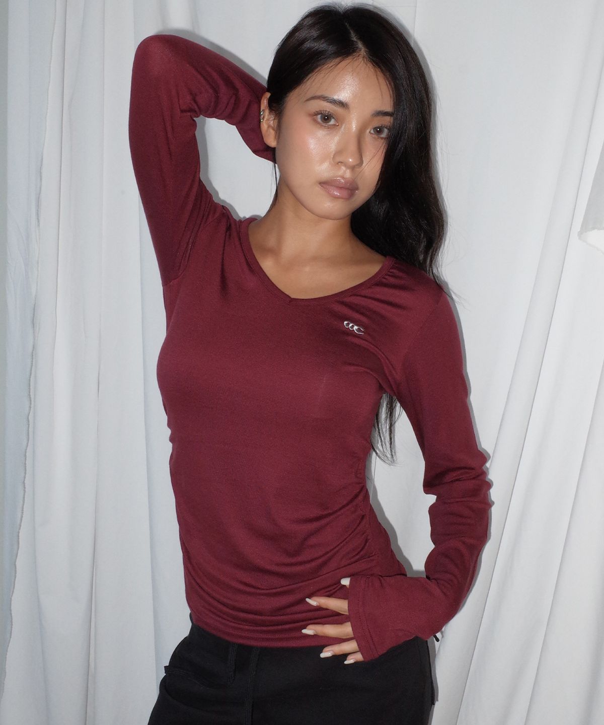 칙스(CHICKS) 사이드 셔링 브이넥 슬림핏 긴팔 티셔츠 플럼