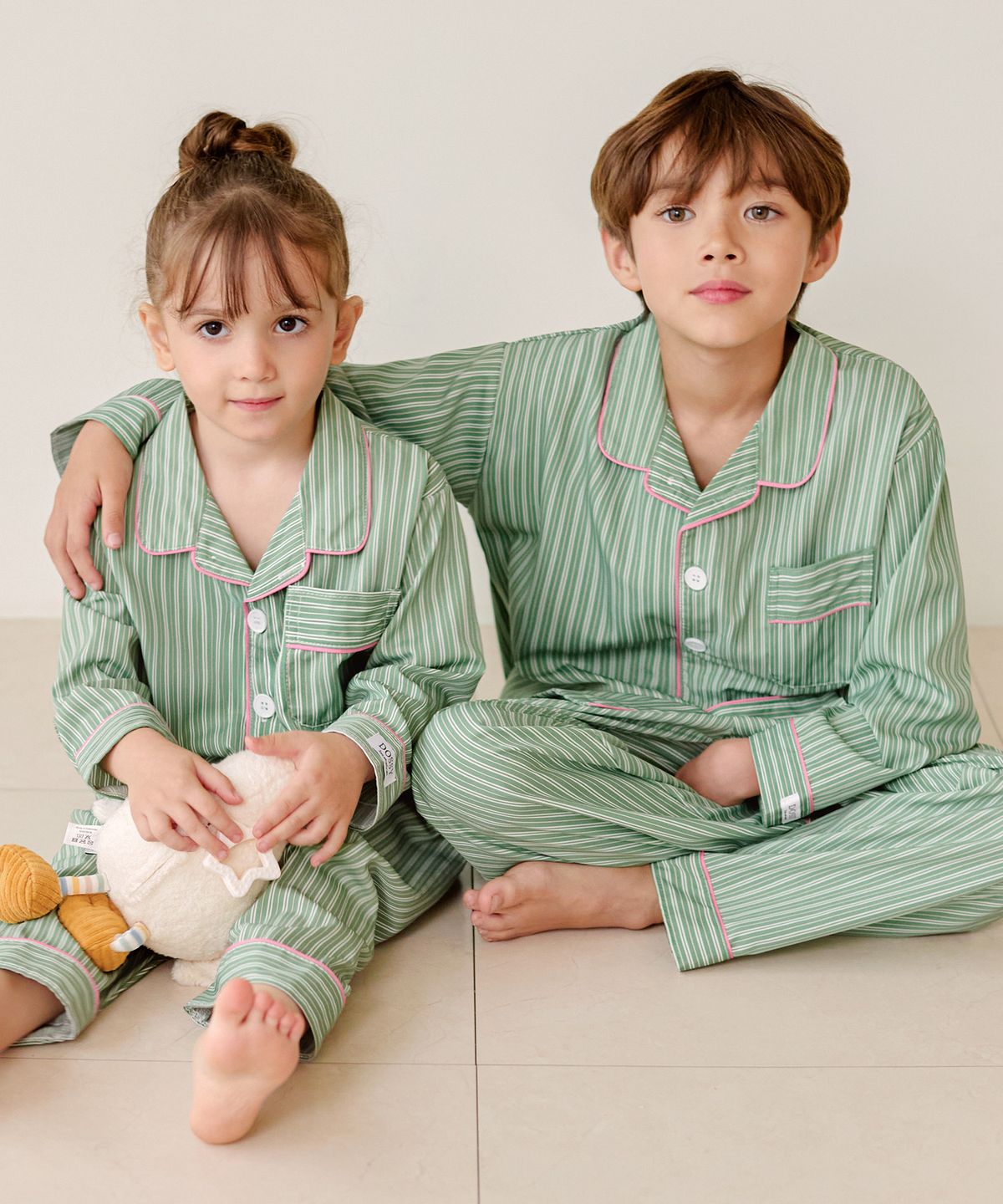 도씨 키즈(DOSSY KIDS) 실크핏 웬즈데이  긴팔 키즈 잠옷 세트