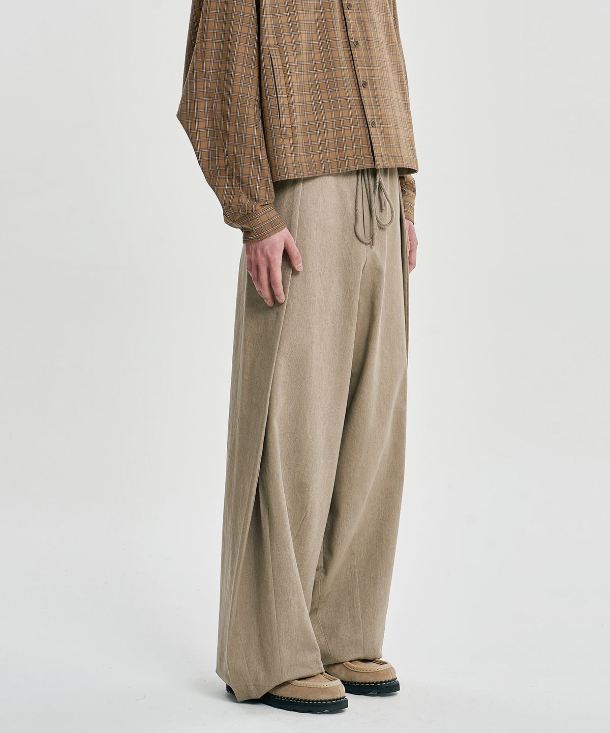 아조바이아조(AJOBYAJO) Cotton Twill One Tuck Pants [BEIGE]