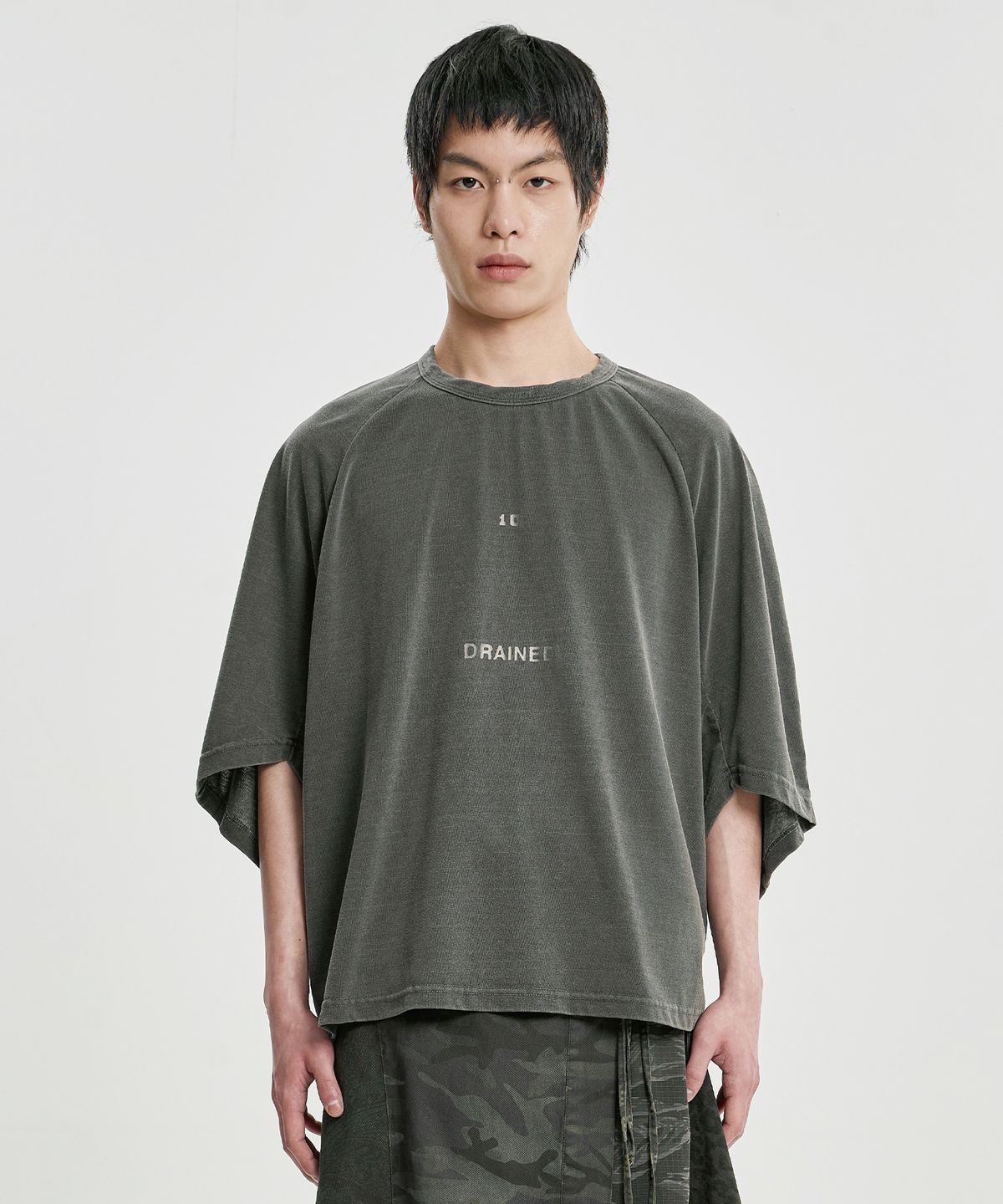 아조바이아조(AJOBYAJO) Washed The Me Decade Sculpted Raglan T-Shirt [CHARCOAL]
