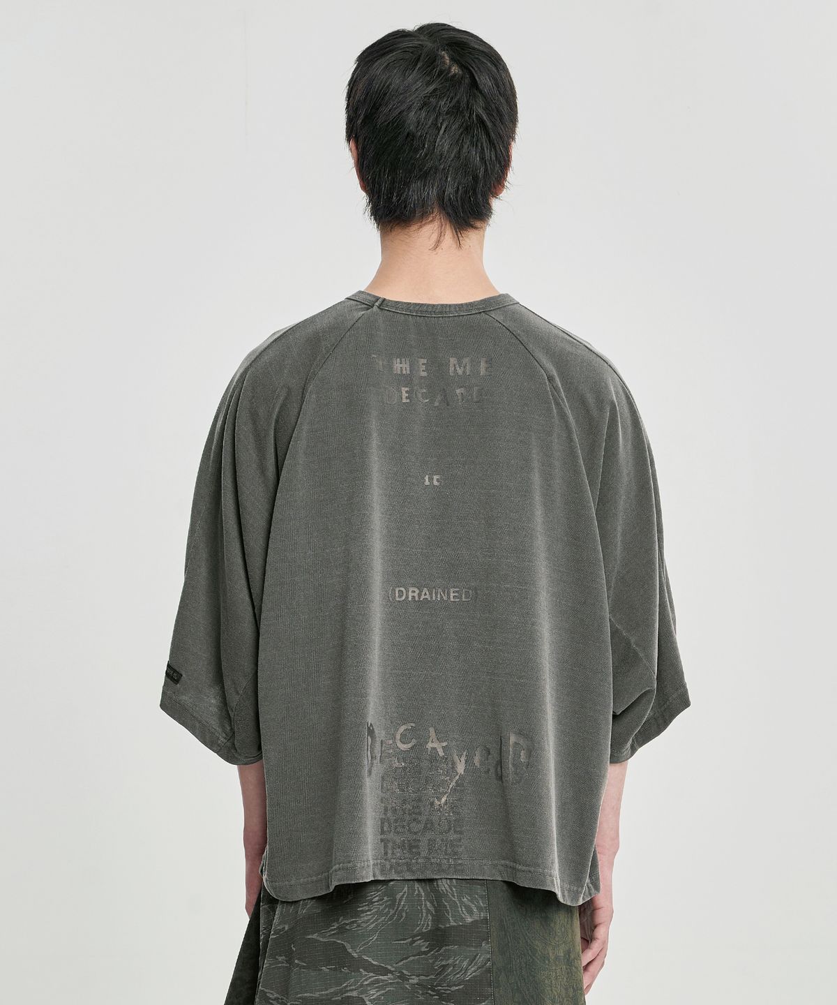 아조바이아조(AJOBYAJO) Washed The Me Decade Sculpted Raglan T-Shirt [CHARCOAL]