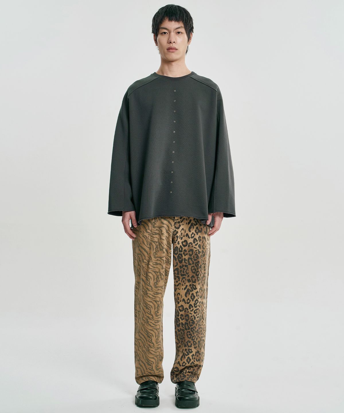 아조바이아조(AJOBYAJO) 10th Anniversary Raglan Sweatshirt [CHARCOAL]