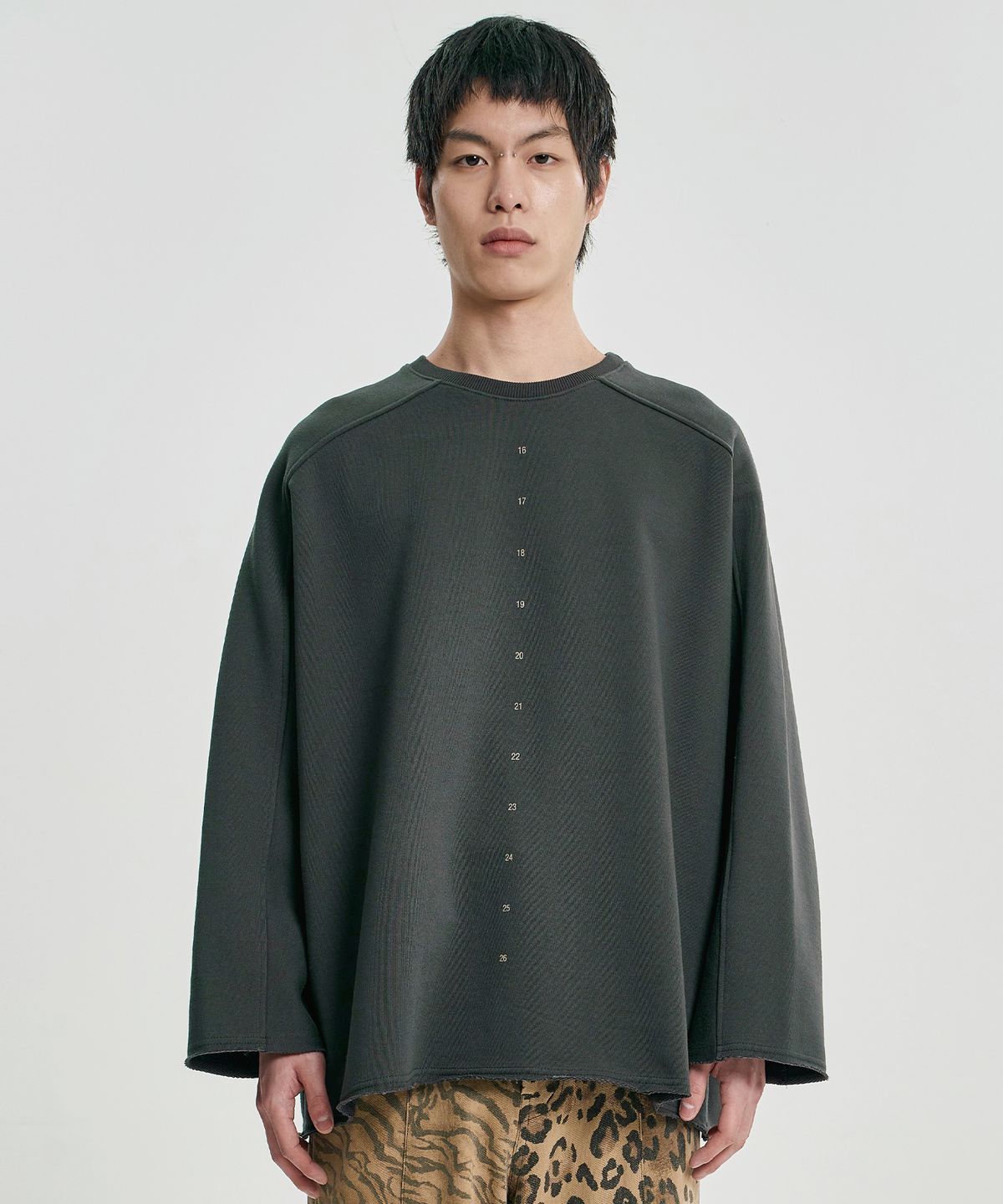 아조바이아조(AJOBYAJO) 10th Anniversary Raglan Sweatshirt [CHARCOAL]