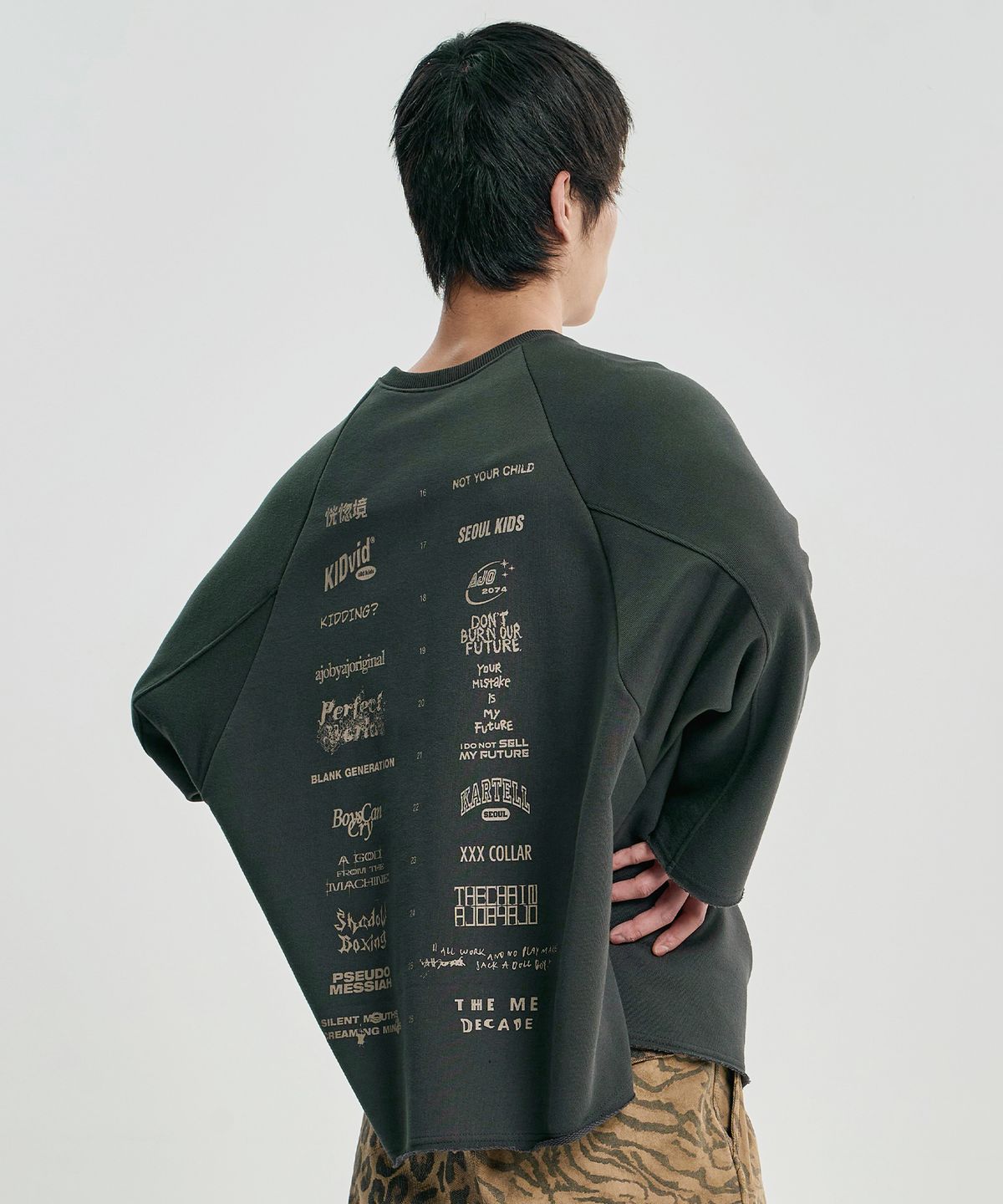 아조바이아조(AJOBYAJO) 10th Anniversary Raglan Sweatshirt [CHARCOAL]