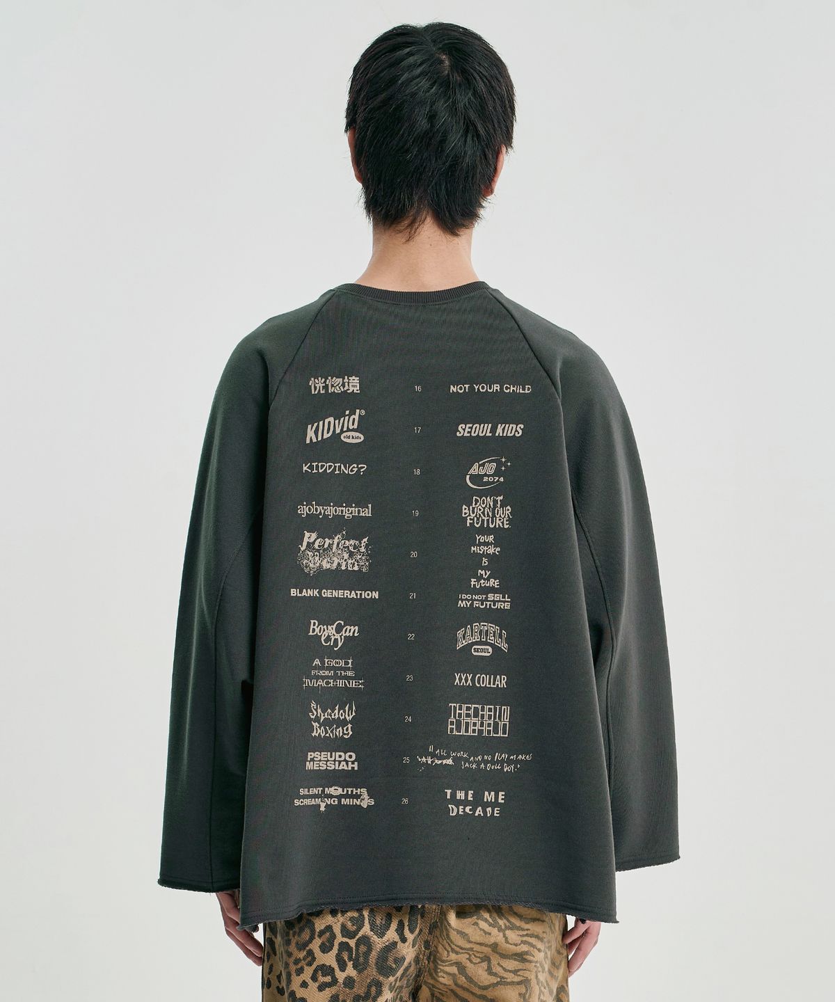 아조바이아조(AJOBYAJO) 10th Anniversary Raglan Sweatshirt [CHARCOAL]