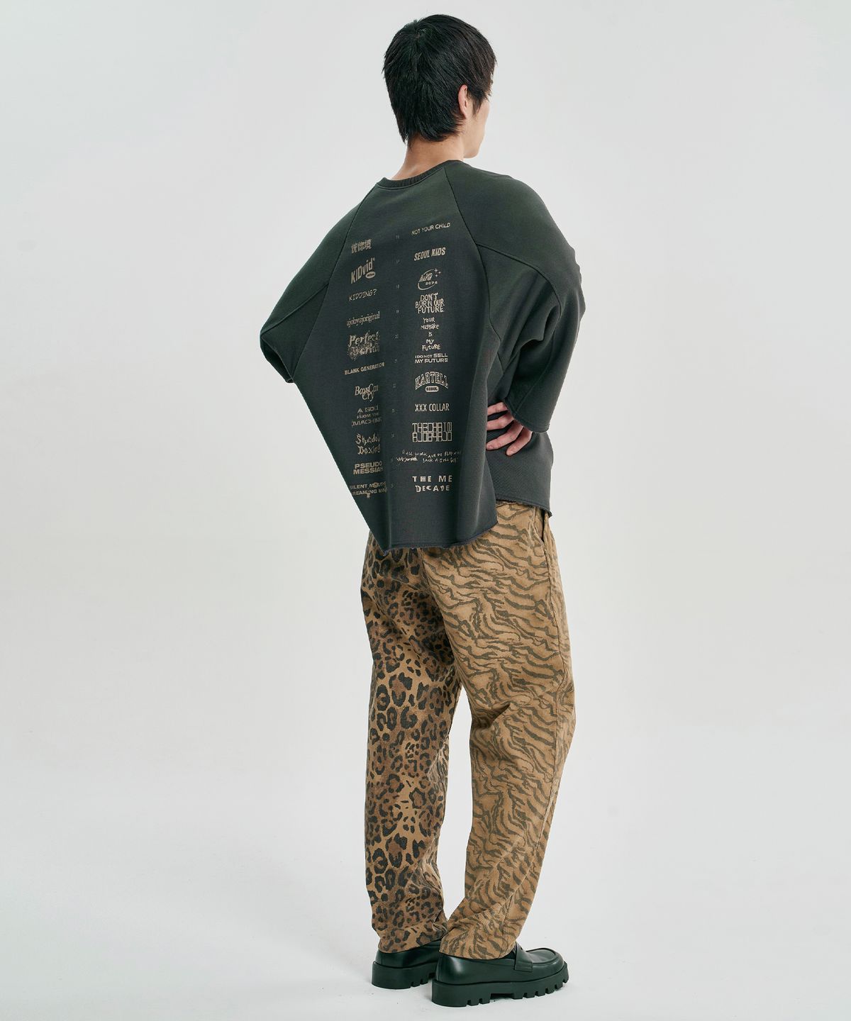 아조바이아조(AJOBYAJO) 10th Anniversary Raglan Sweatshirt [CHARCOAL]