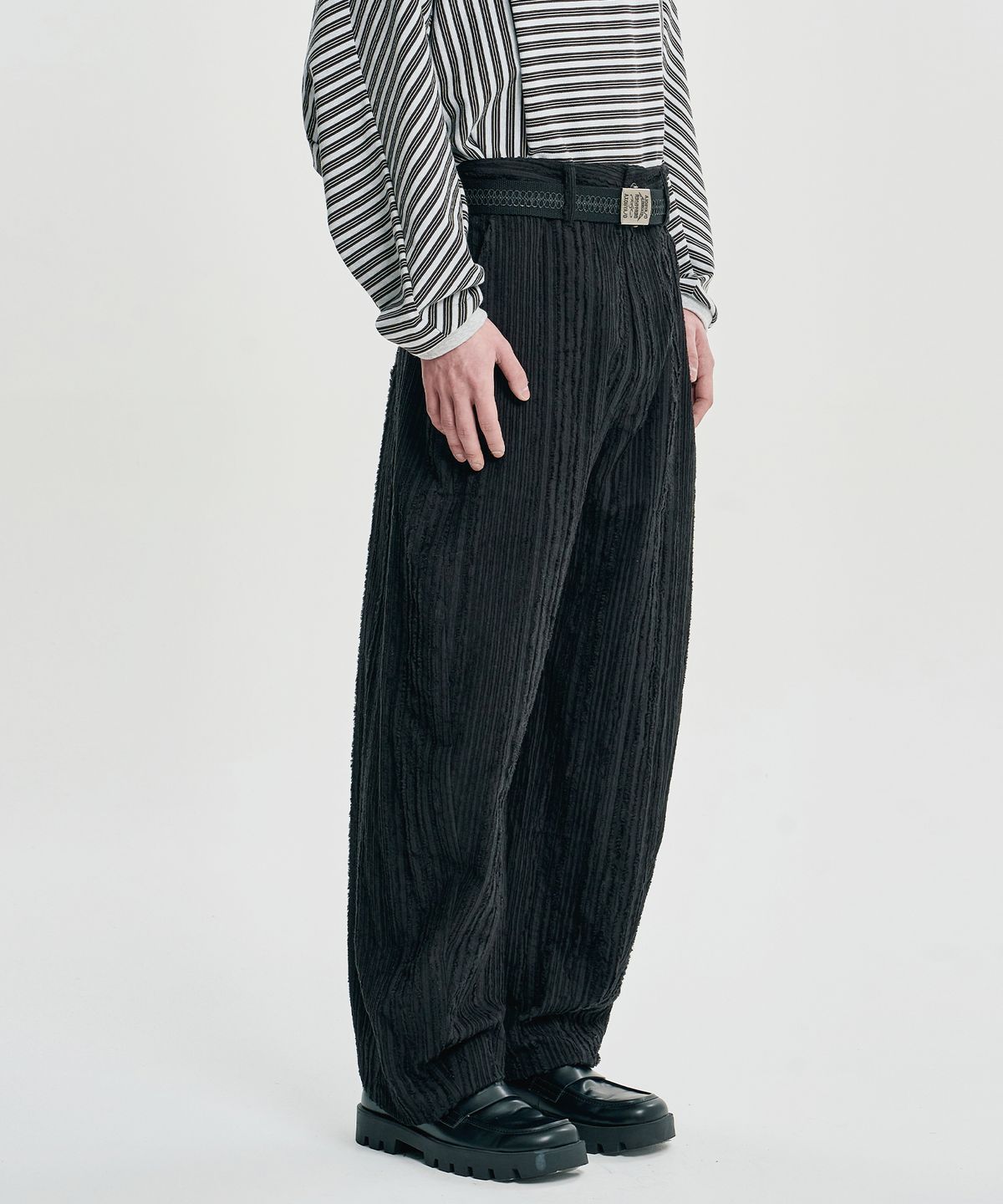 아조바이아조(AJOBYAJO) Fringed Stripe Curved Pants [BLACK]