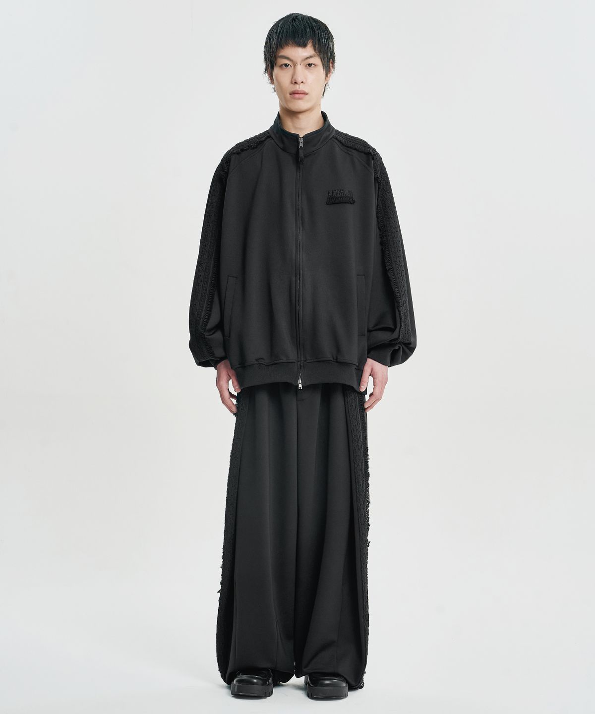 아조바이아조(AJOBYAJO) Multi Lace Trim One Tuck Track Pants [BLACK]