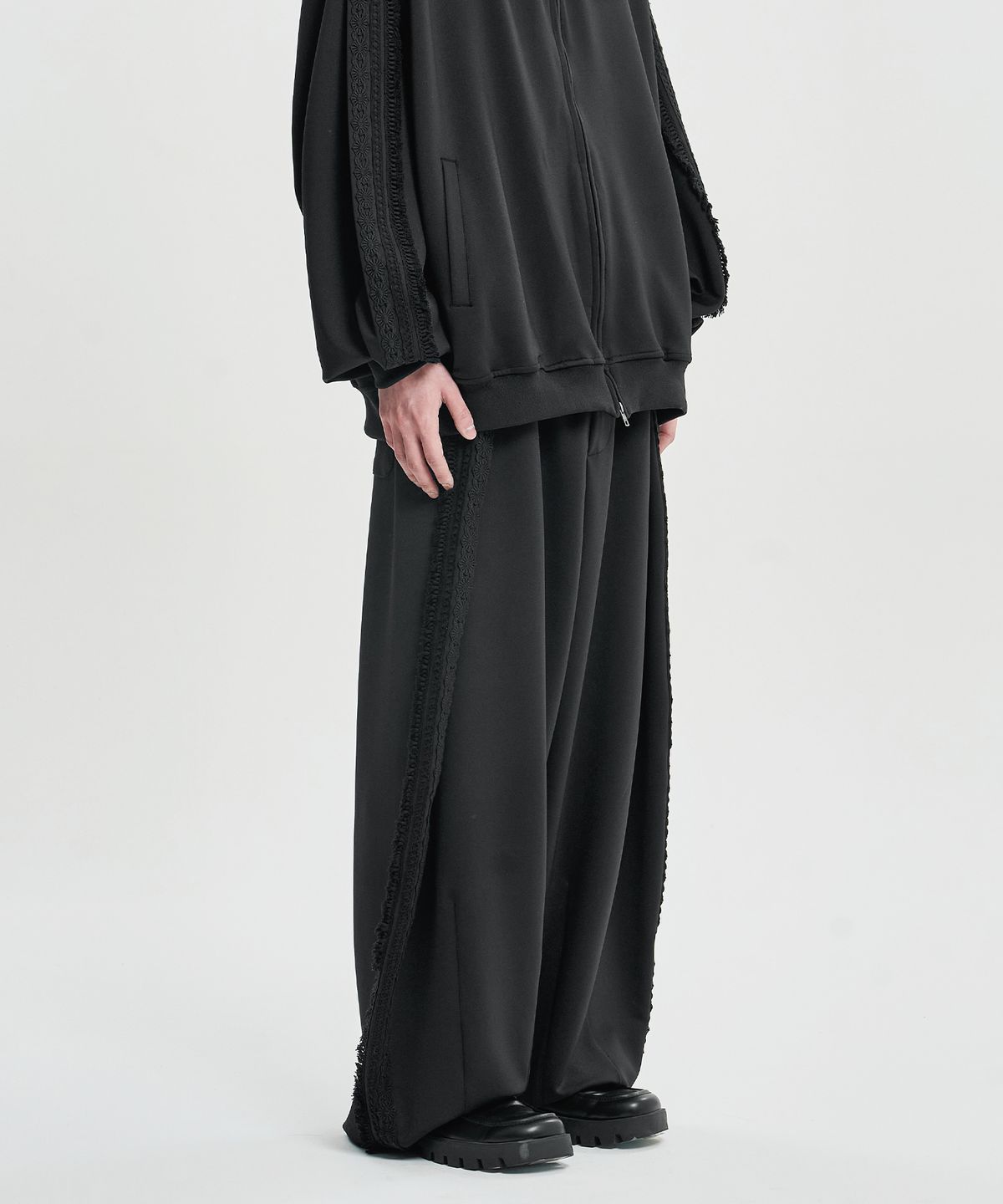 아조바이아조(AJOBYAJO) Multi Lace Trim One Tuck Track Pants [BLACK]