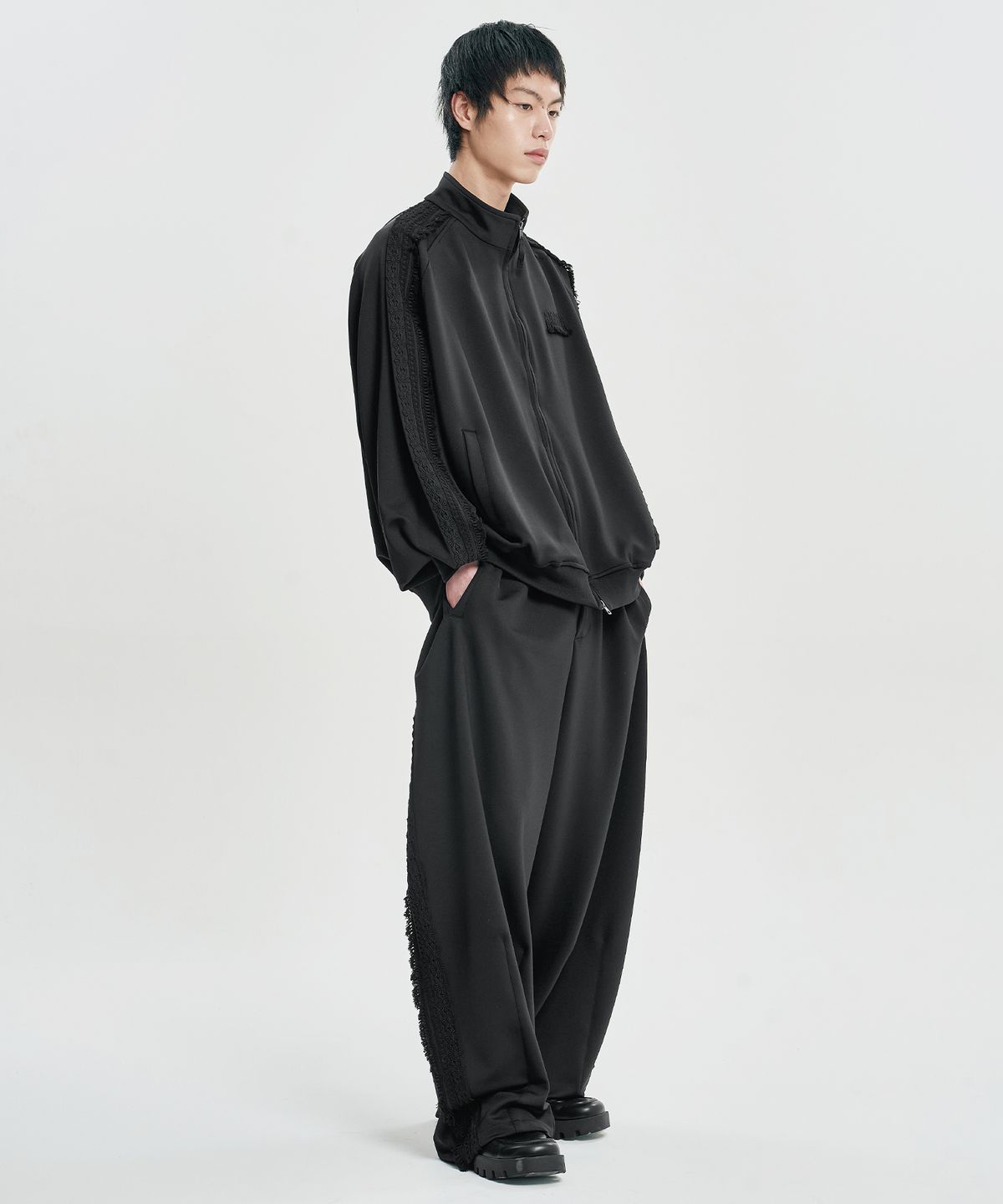 아조바이아조(AJOBYAJO) Multi Lace Trim One Tuck Track Pants [BLACK]