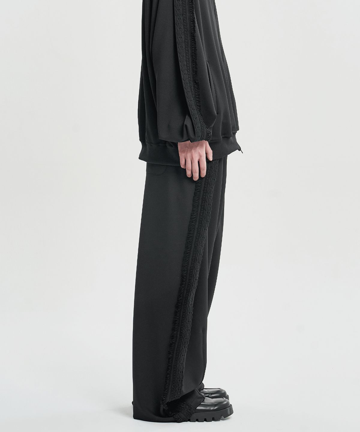 아조바이아조(AJOBYAJO) Multi Lace Trim One Tuck Track Pants [BLACK]
