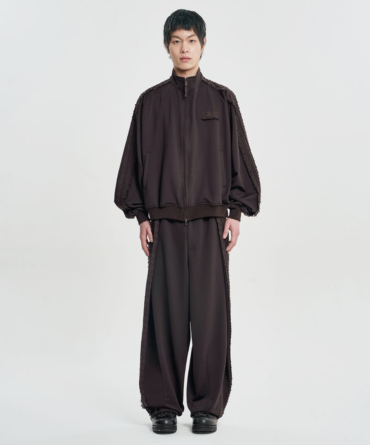 아조바이아조(AJOBYAJO) Multi Lace Trim One Tuck Track Pants [DARK BROWN]