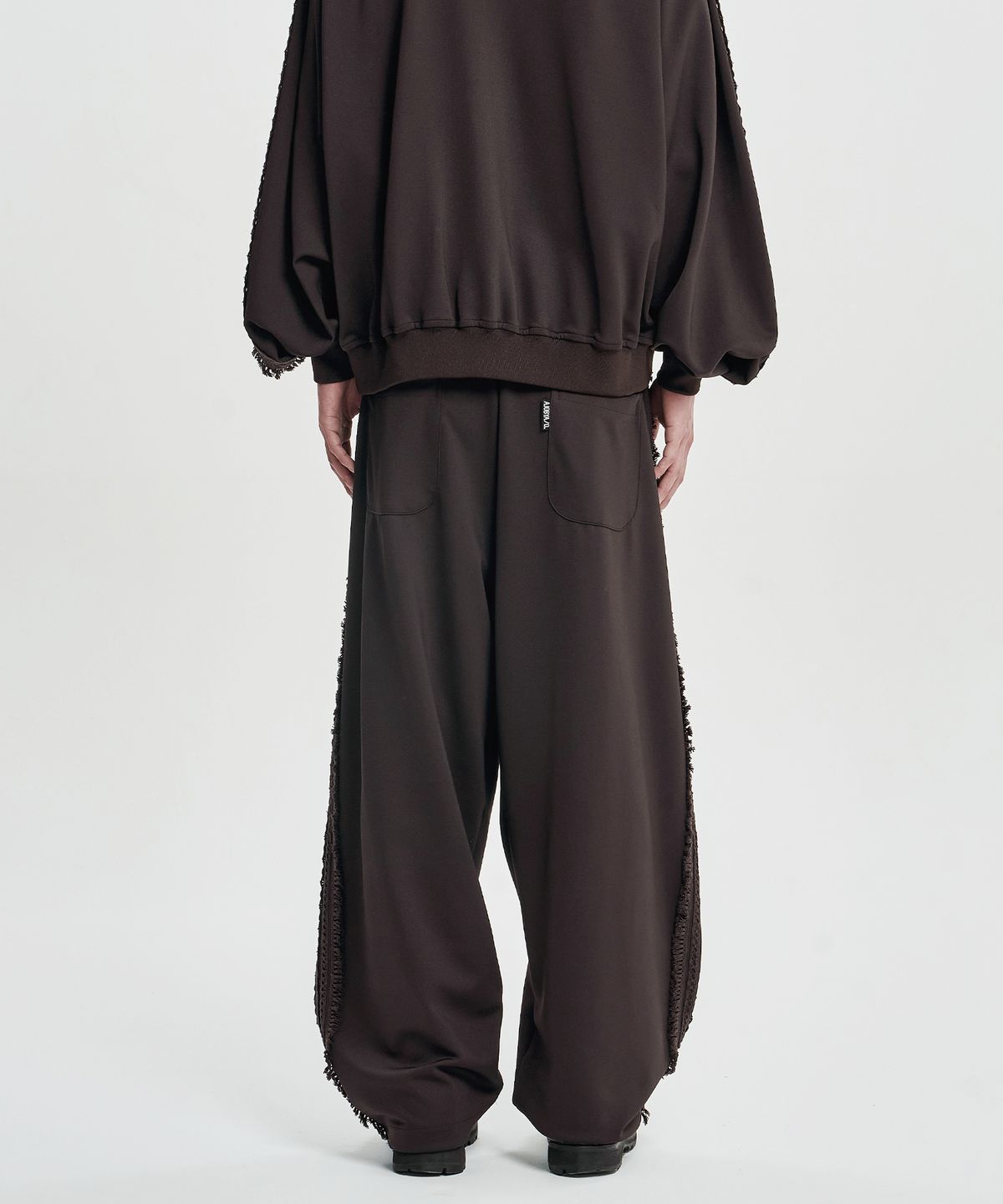 아조바이아조(AJOBYAJO) Multi Lace Trim One Tuck Track Pants [DARK BROWN]