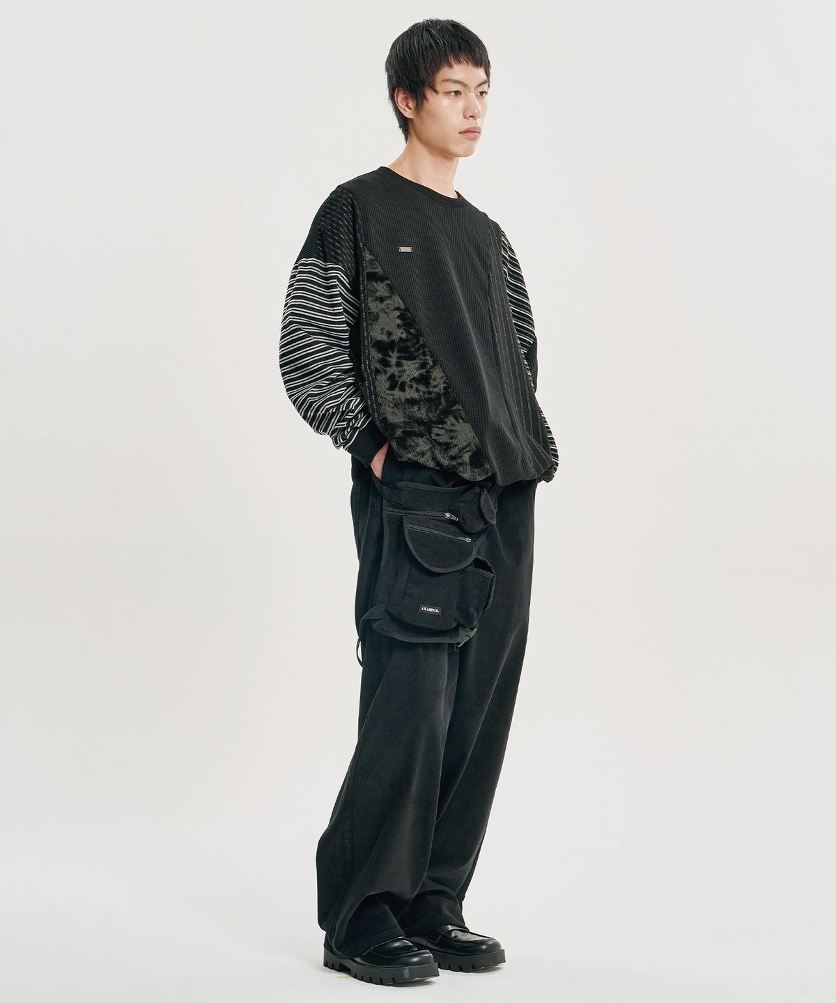 아조바이아조(AJOBYAJO) Mixed Fabric Panel Sweatshirt [BLACK]