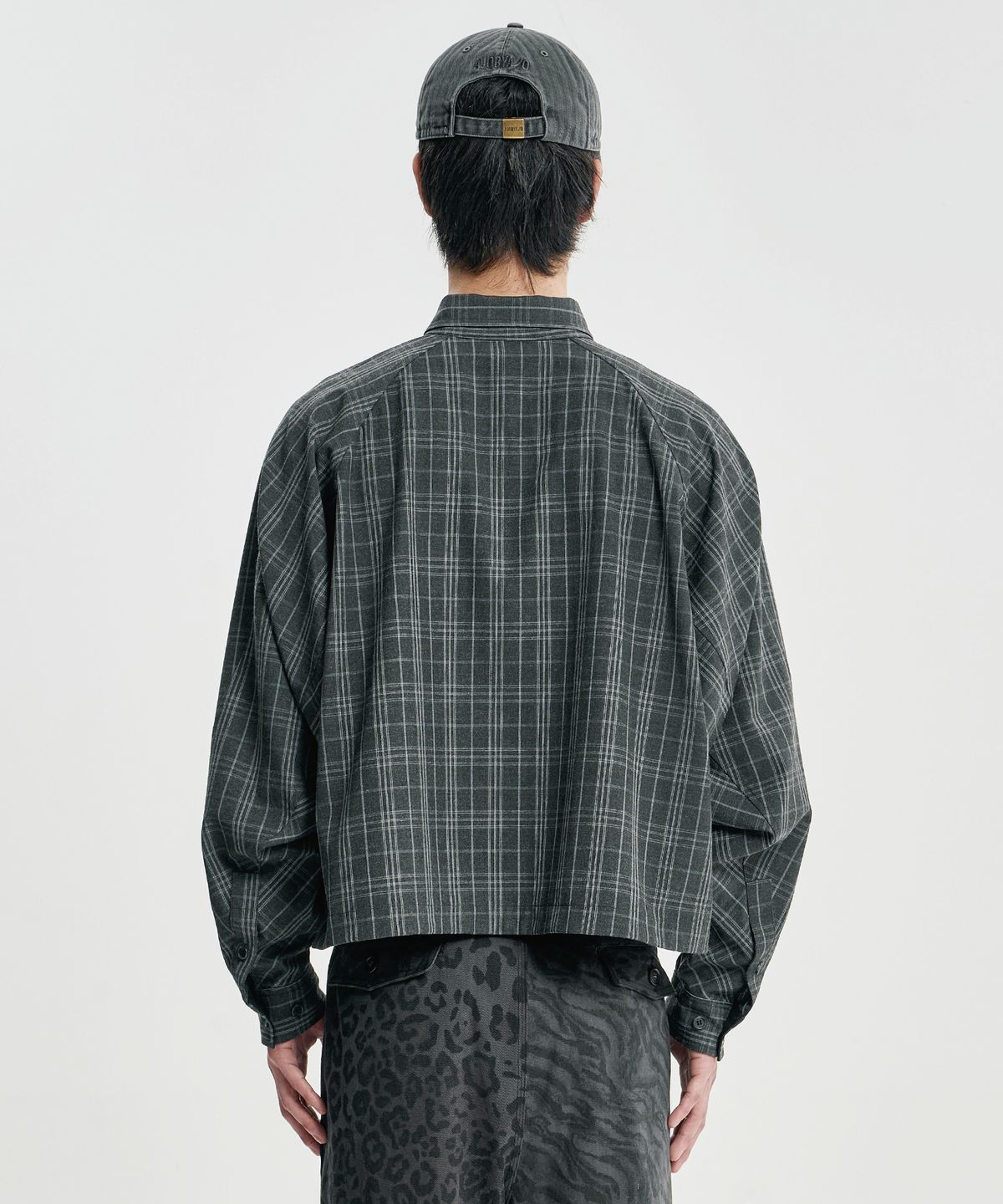 아조바이아조(AJOBYAJO) Cropped Sculpted Raglan Check Shirt [CHARCOAL]