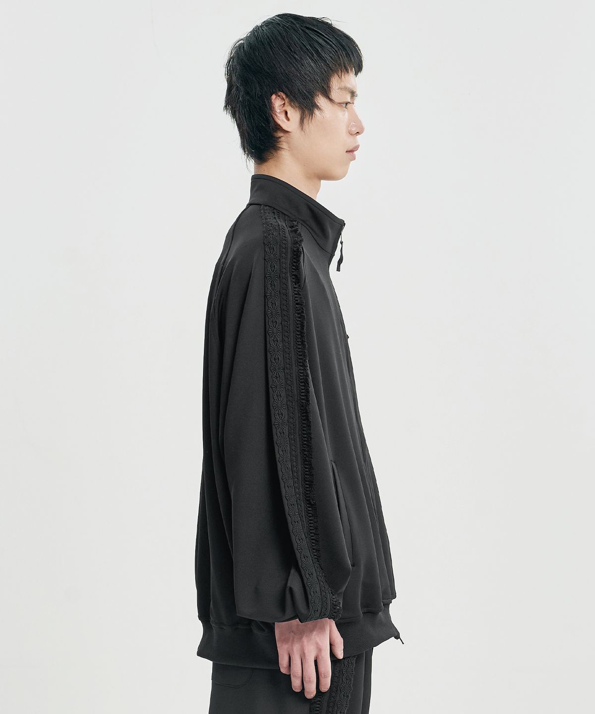 아조바이아조(AJOBYAJO) Multi Lace Trim Raglan Track Jacket [BLACK]
