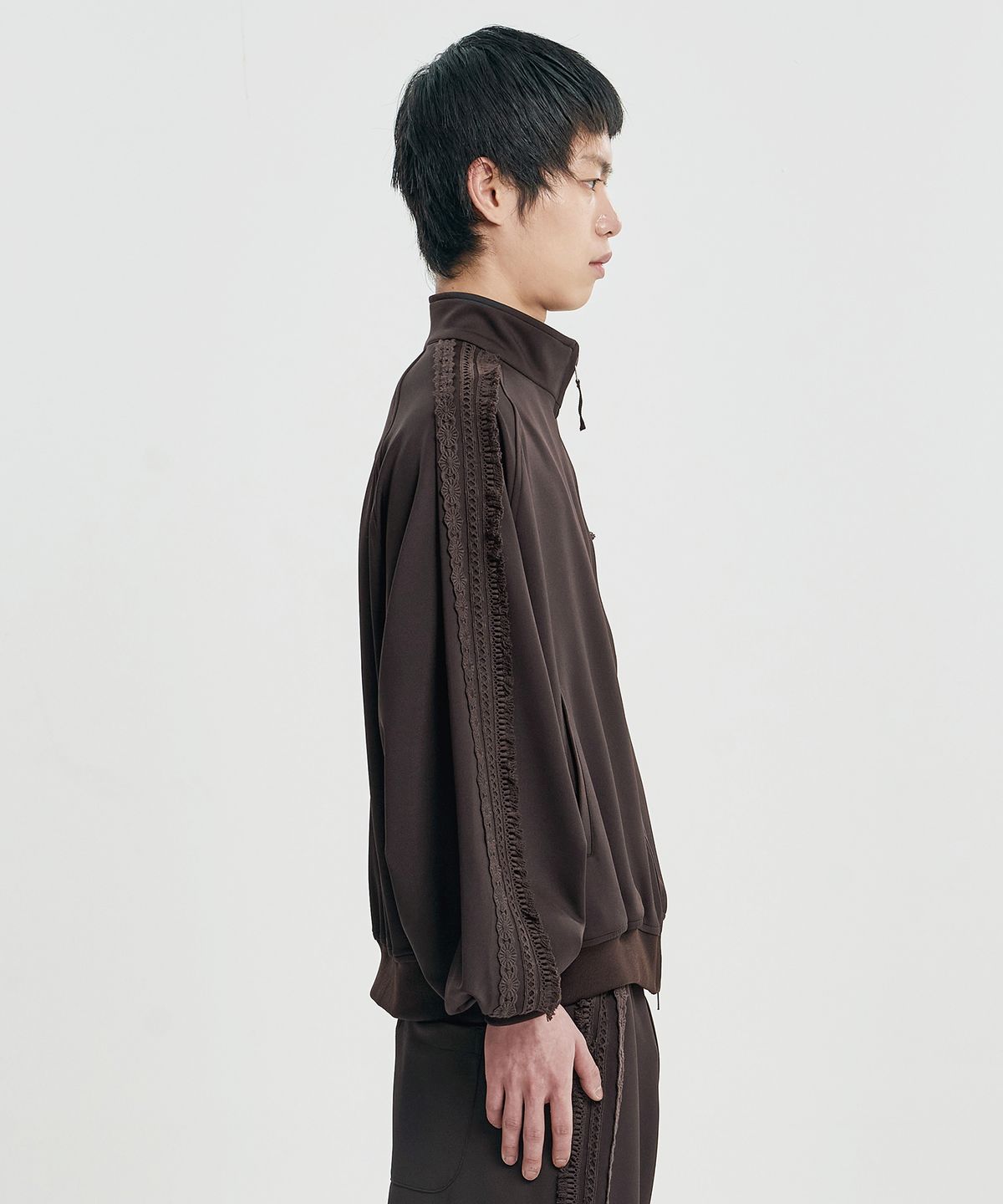 아조바이아조(AJOBYAJO) Multi Lace Trim Raglan Track Jacket [DARK BROWN]