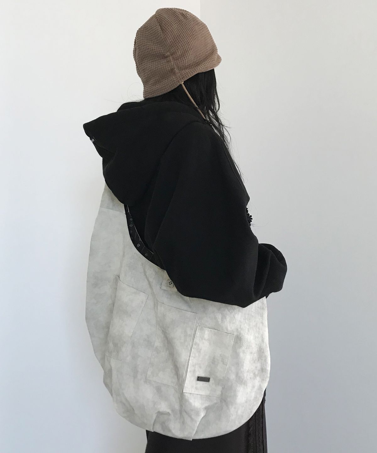 아조바이아조(AJOBYAJO) [ZGGU] Reversible Multi Pocket Tie Bag [IVORY]